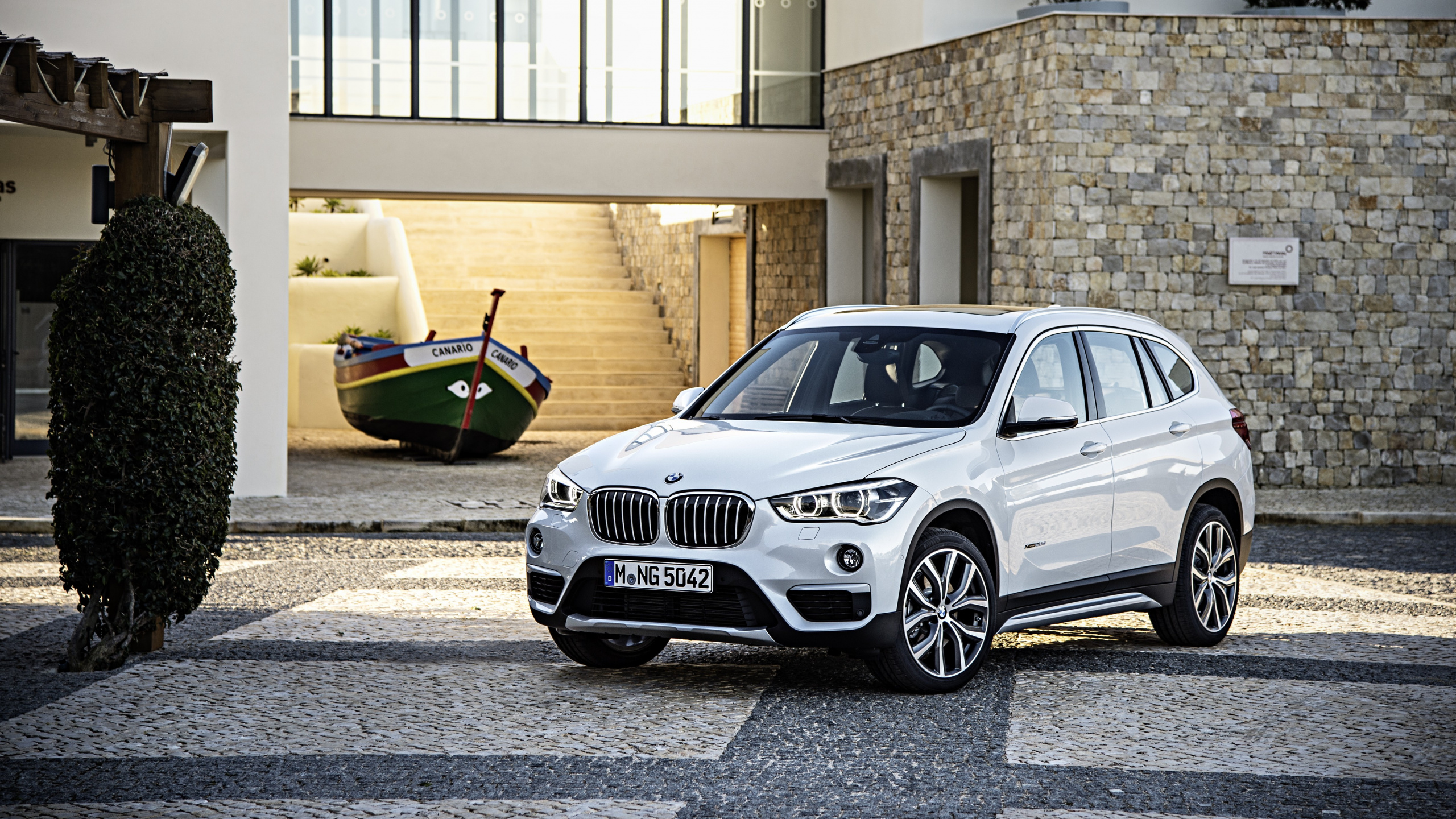 Silver Bmw m 3 Parked Beside Beige Building. Wallpaper in 2560x1440 Resolution