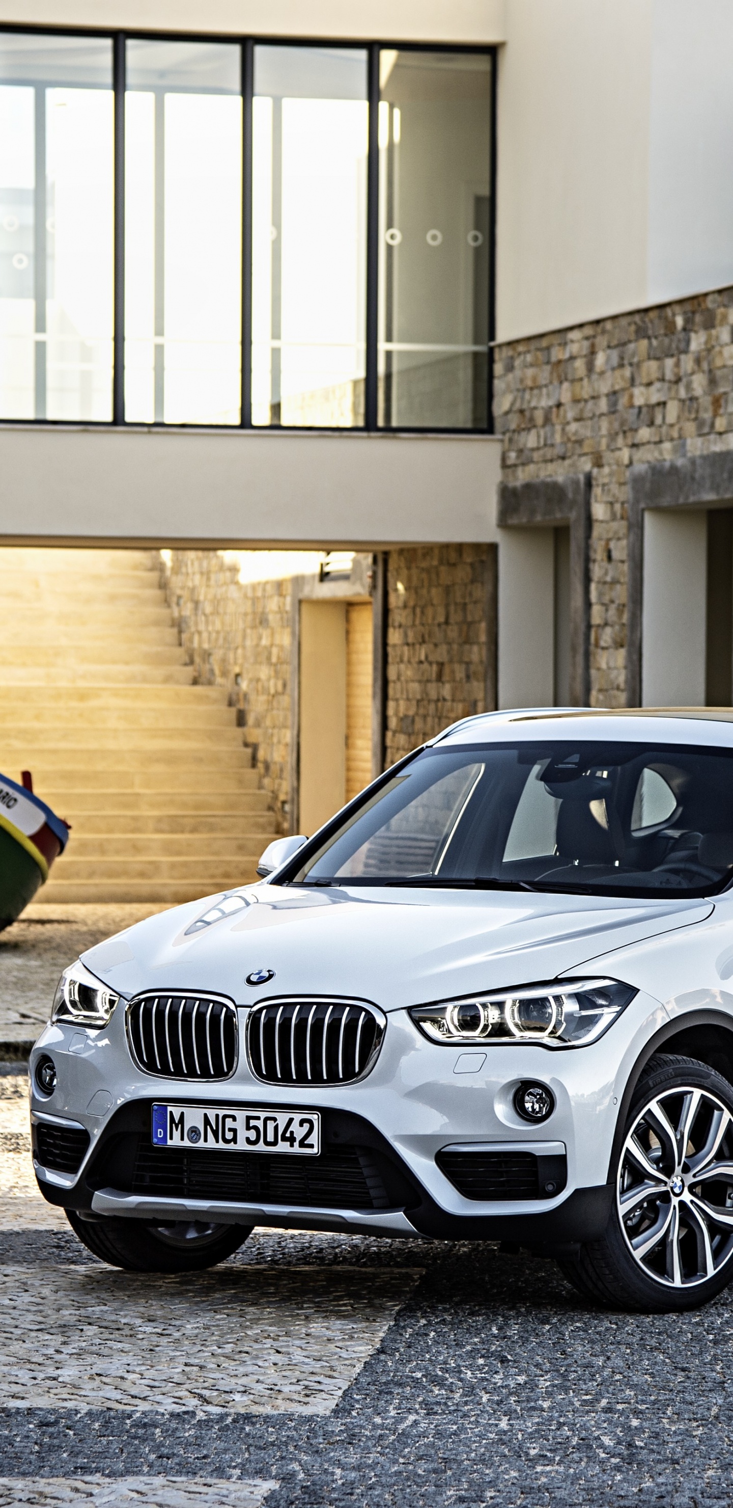 Bmw m 3 Plateado Estacionado Junto al Edificio Beige. Wallpaper in 1440x2960 Resolution