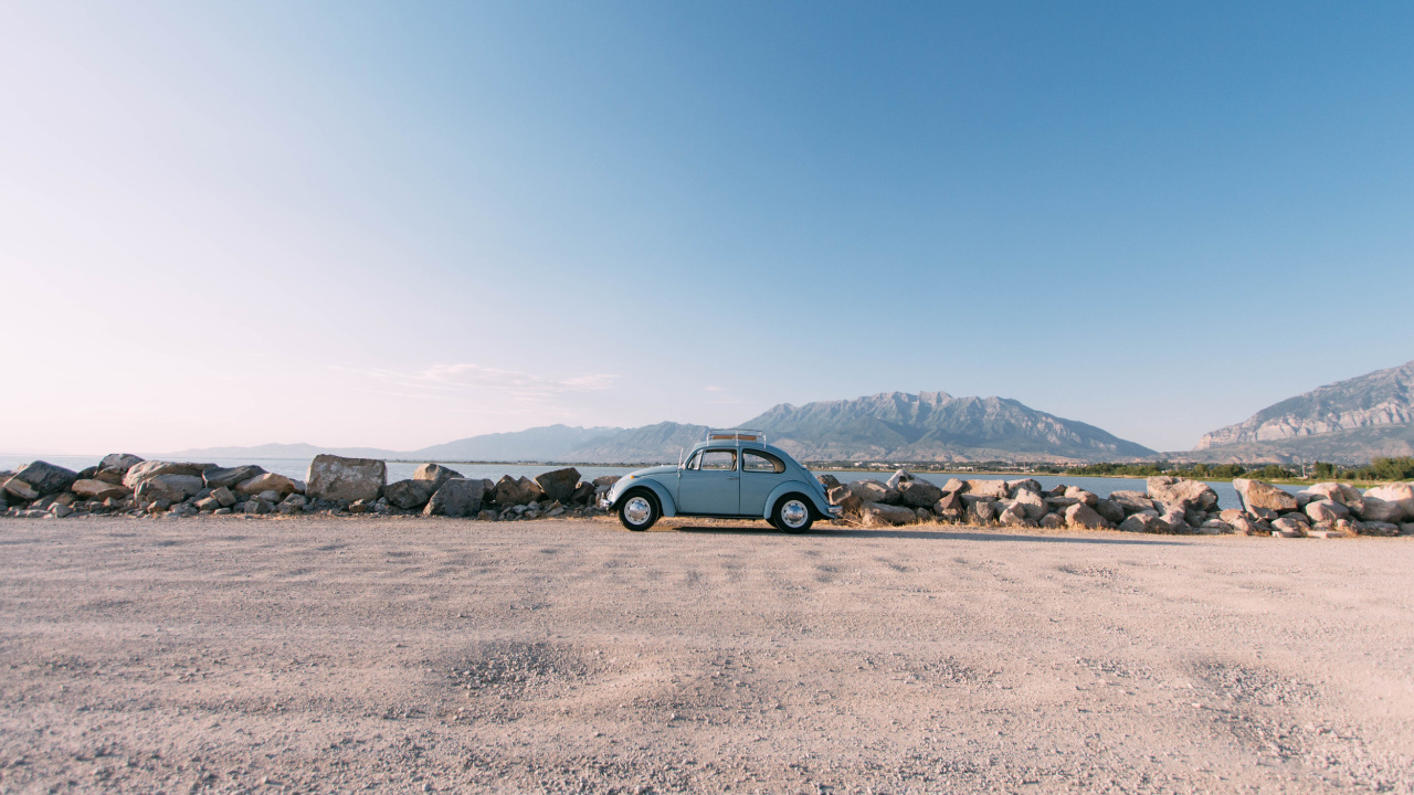 Blue Car on Brown Sand During Daytime. Wallpaper in 1280x720 Resolution