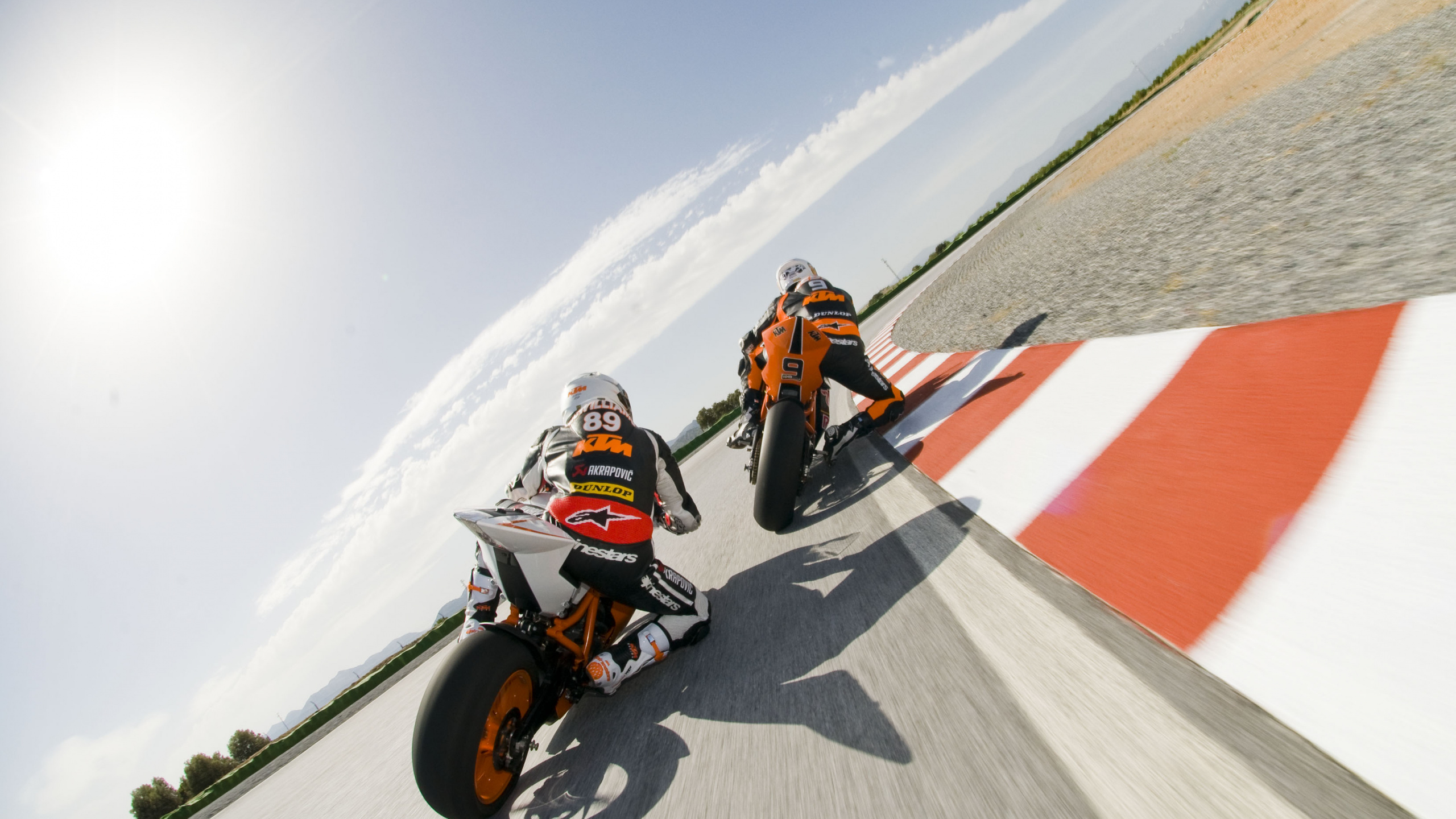2 Hombres en Motocicleta en la Carretera Durante el Día.. Wallpaper in 2560x1440 Resolution