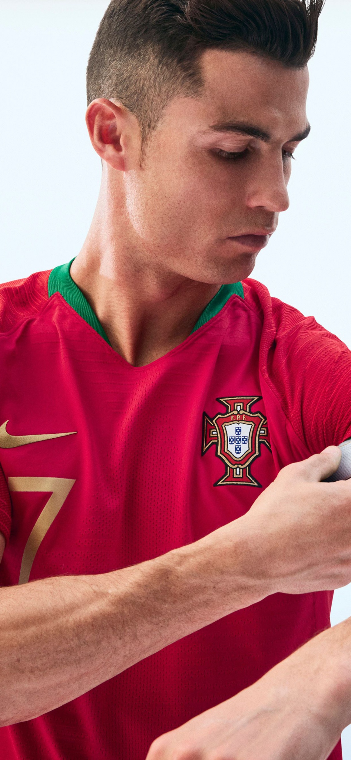 Hombre de Camiseta Roja Nike. Wallpaper in 1125x2436 Resolution