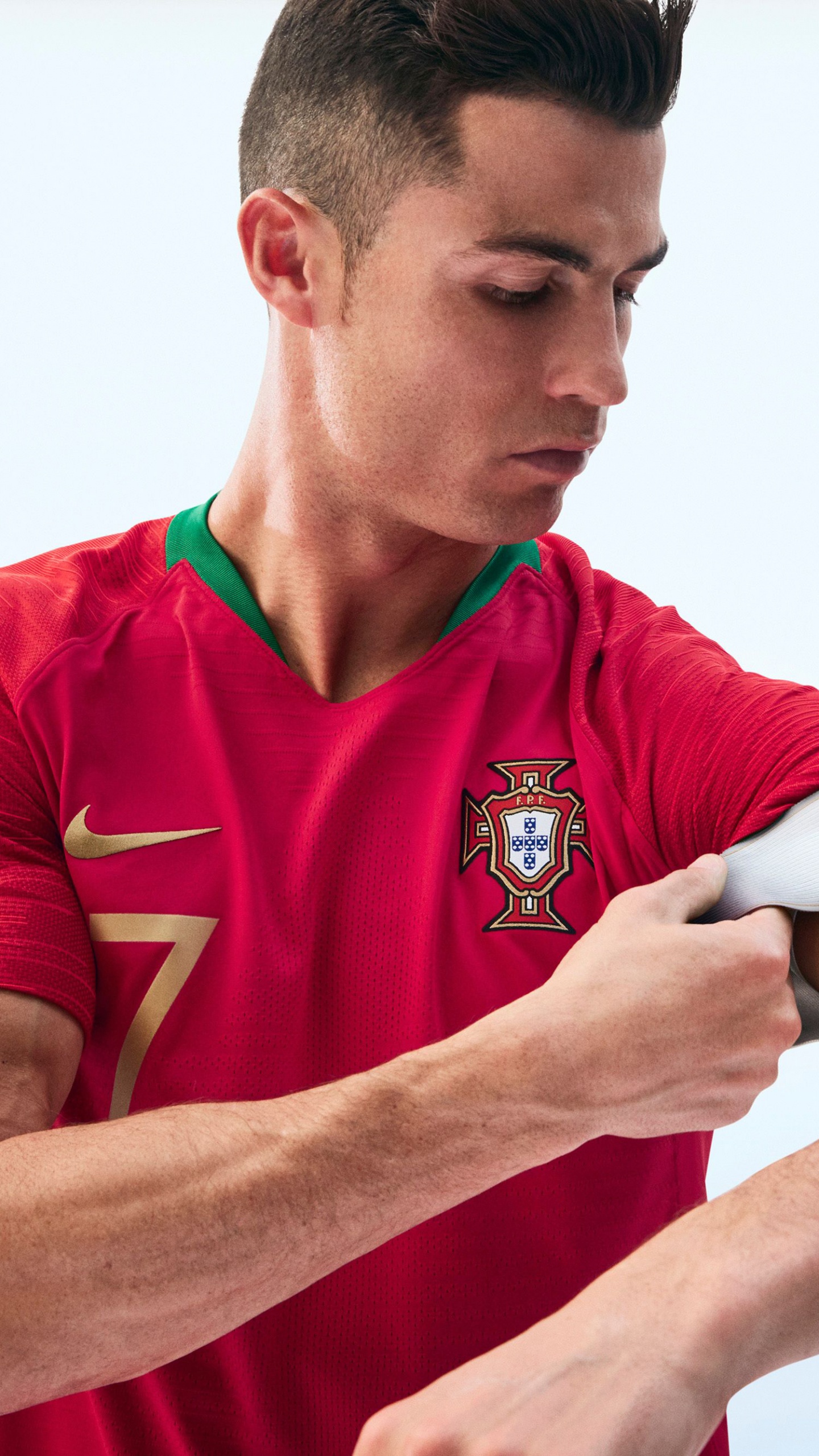 Hombre de Camiseta Roja Nike. Wallpaper in 1440x2560 Resolution