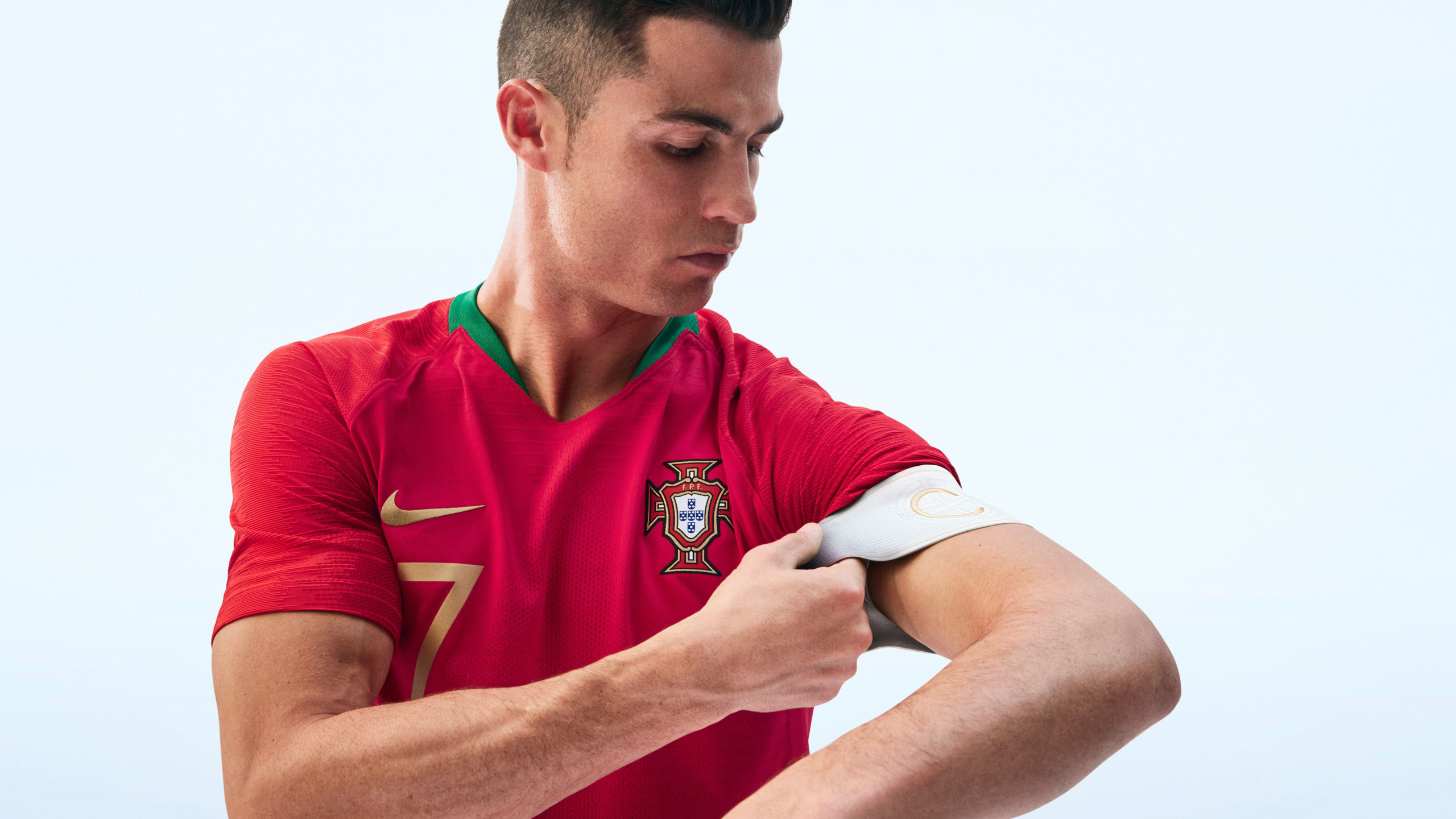 Man in Red Nike Jersey Shirt. Wallpaper in 2560x1440 Resolution