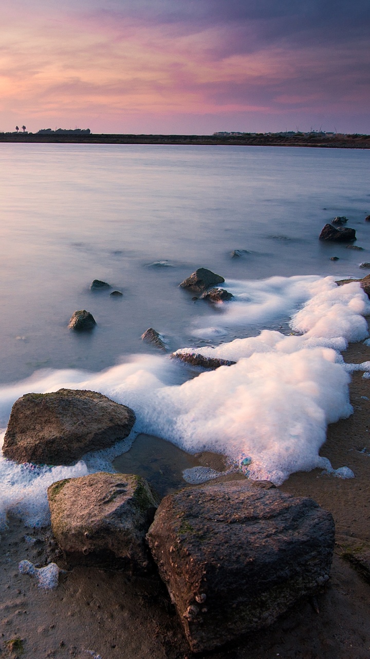 Rocky Shore With Sea Waves Crashing on Rocks During Daytime. Wallpaper in 720x1280 Resolution