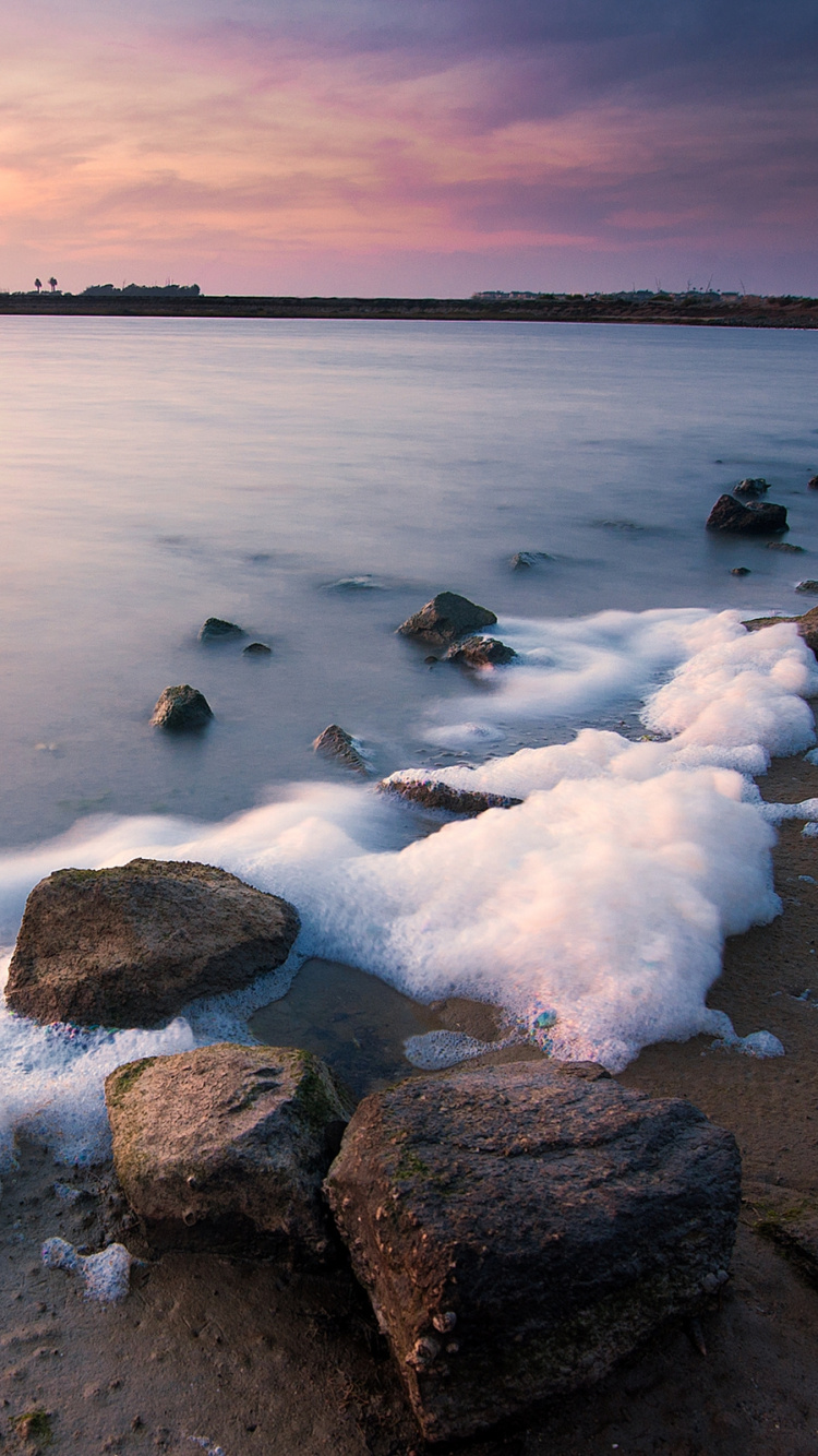 Côte Rocheuse Avec Des Vagues se Brisant Sur Les Rochers Pendant la Journée. Wallpaper in 750x1334 Resolution