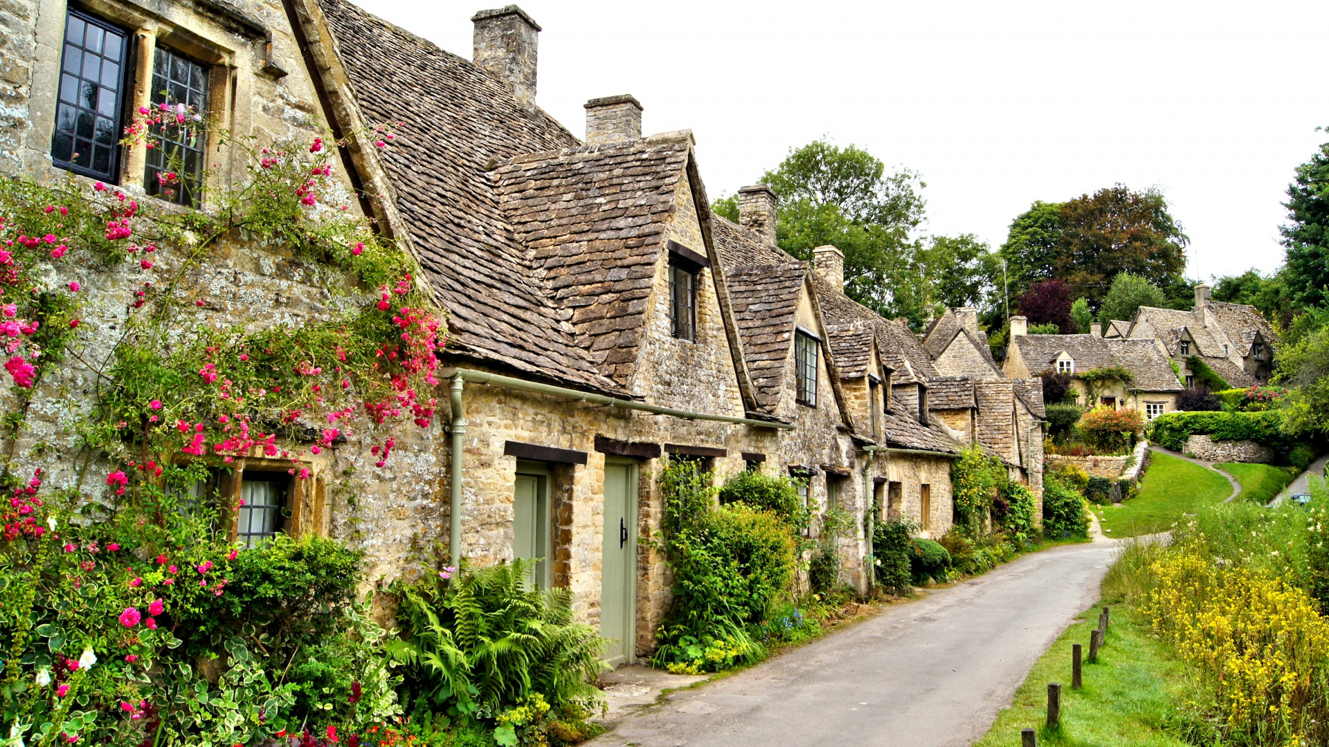 Maison en Brique Brune Près du Champ D'herbe Verte Pendant la Journée. Wallpaper in 1920x1080 Resolution