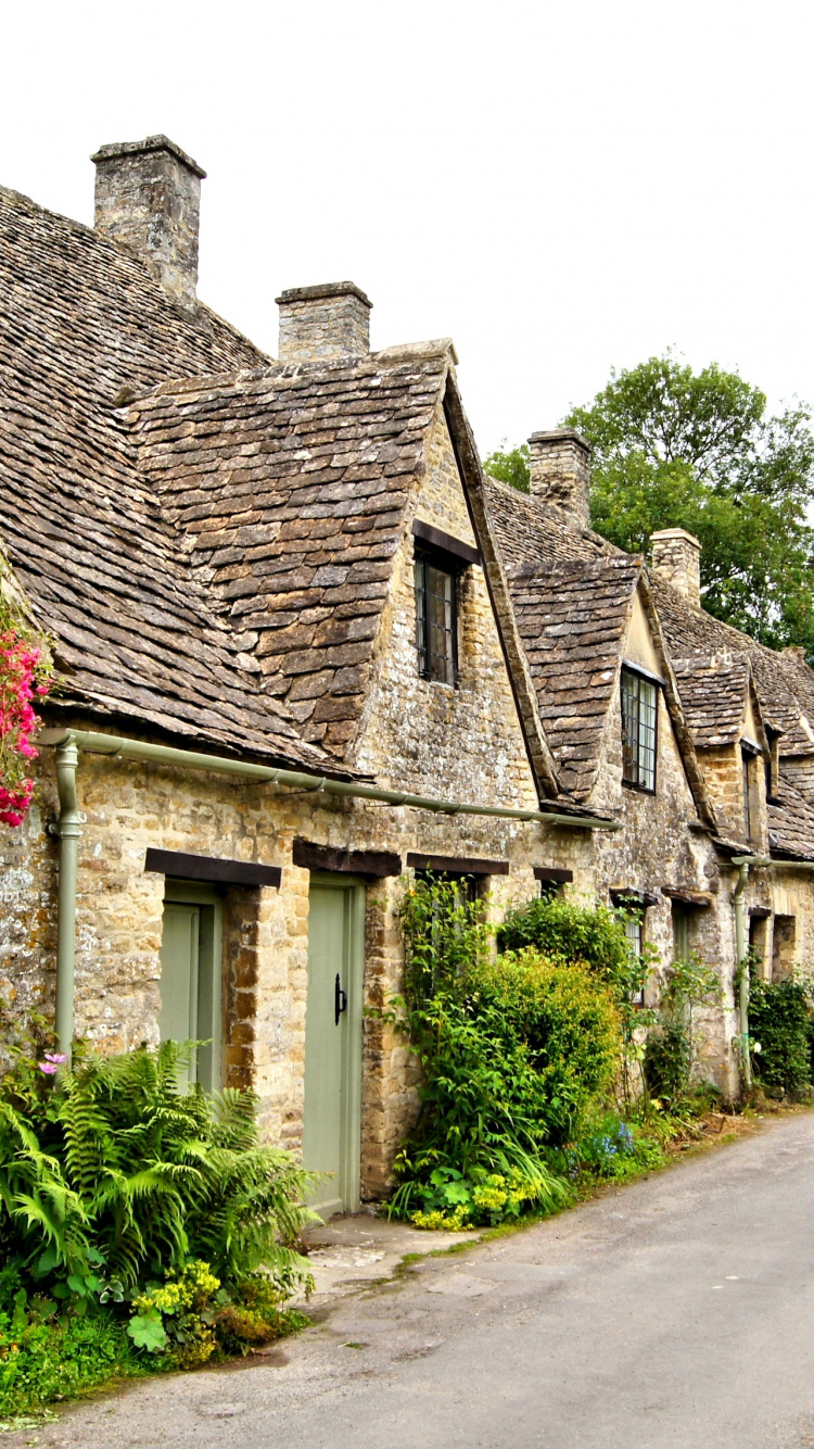 Maison en Brique Brune Près du Champ D'herbe Verte Pendant la Journée. Wallpaper in 750x1334 Resolution