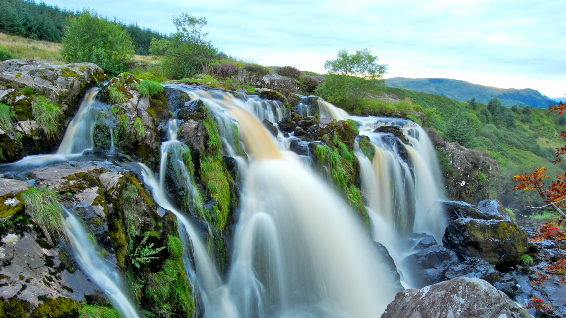 El Agua Cae Sobre la Montaña Rocosa Marrón Durante el Día. Wallpaper in 1920x1080 Resolution