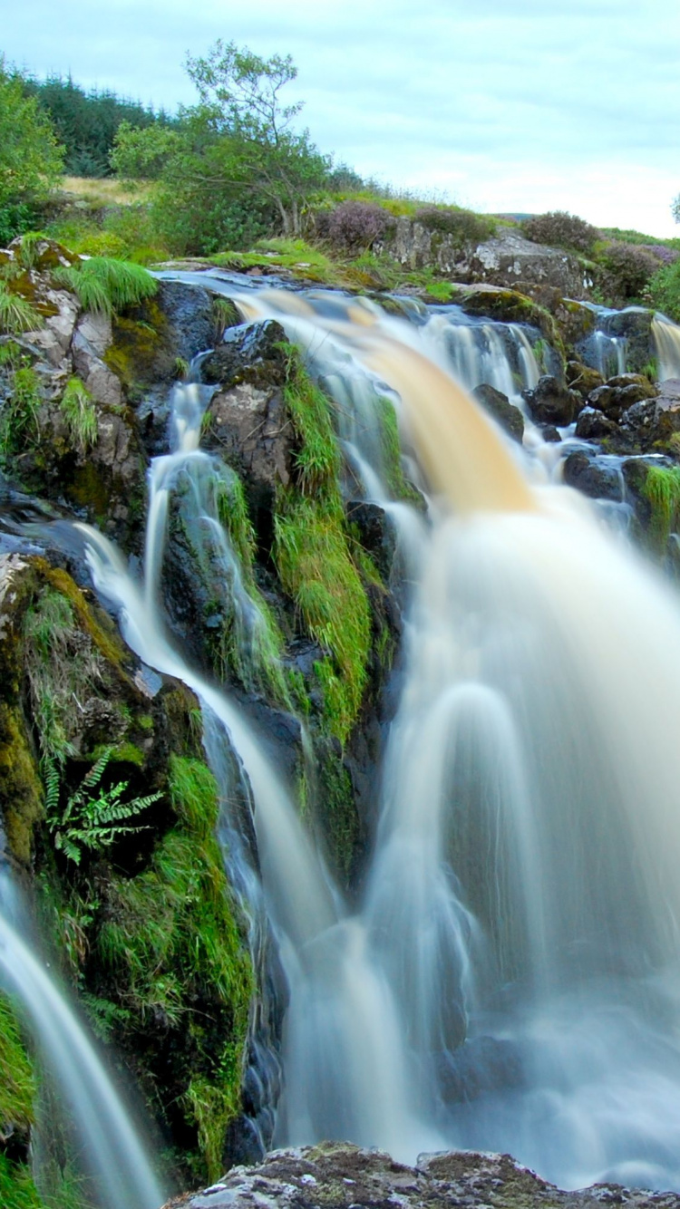 L'eau Tombe Sur la Montagne Rocheuse Brune Pendant la Journée. Wallpaper in 750x1334 Resolution