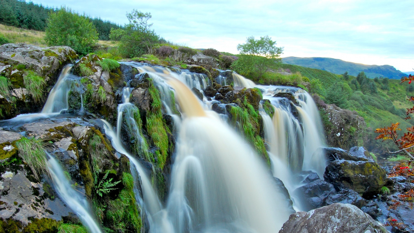 Wasser Fällt Tagsüber Auf Braunen Felsigen Berg Mountain. Wallpaper in 1366x768 Resolution