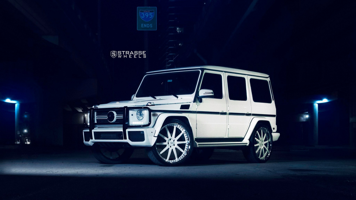Suv Blanc et Noir Sur Route. Wallpaper in 1366x768 Resolution