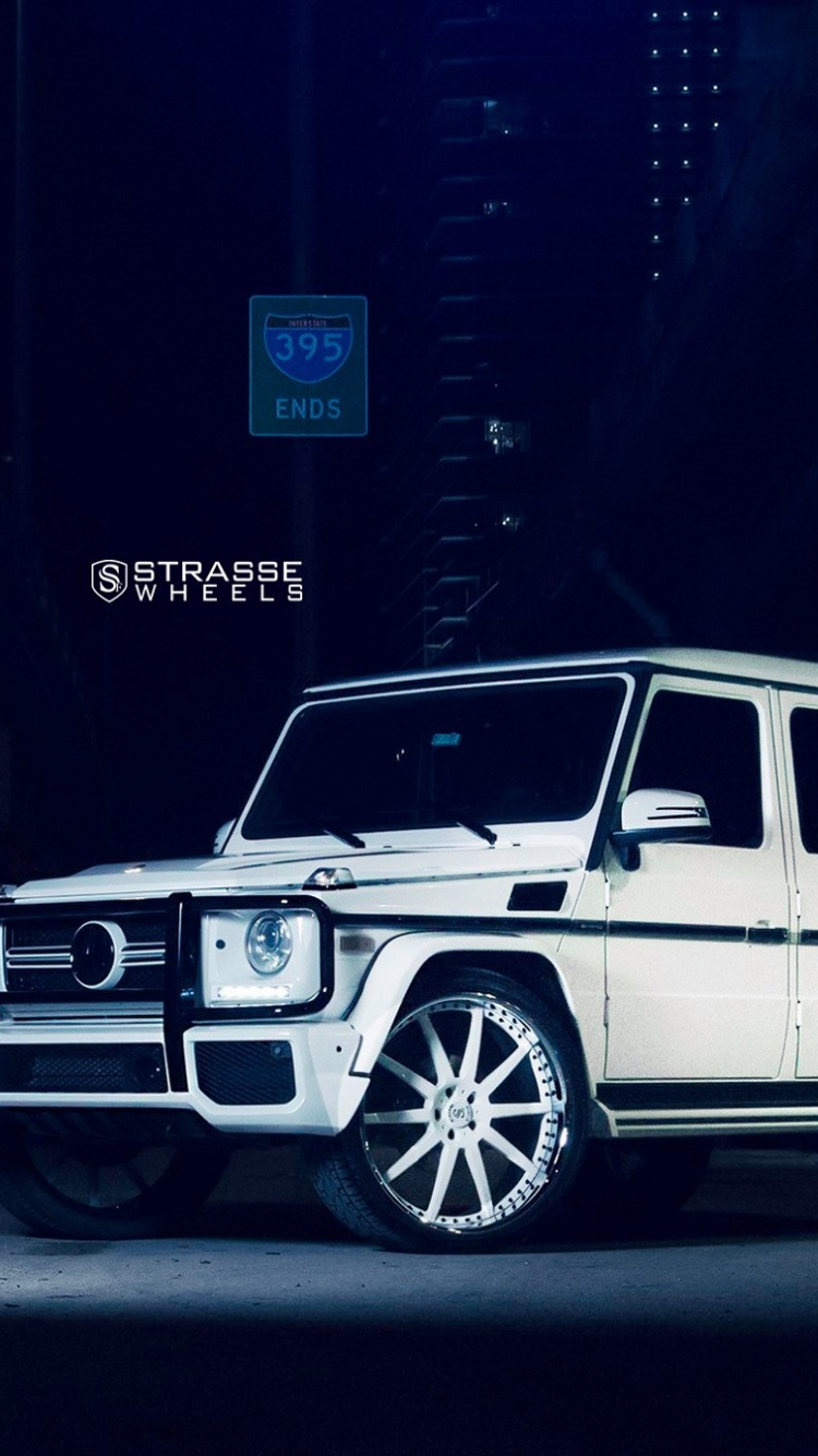 Suv Blanc et Noir Sur Route. Wallpaper in 750x1334 Resolution