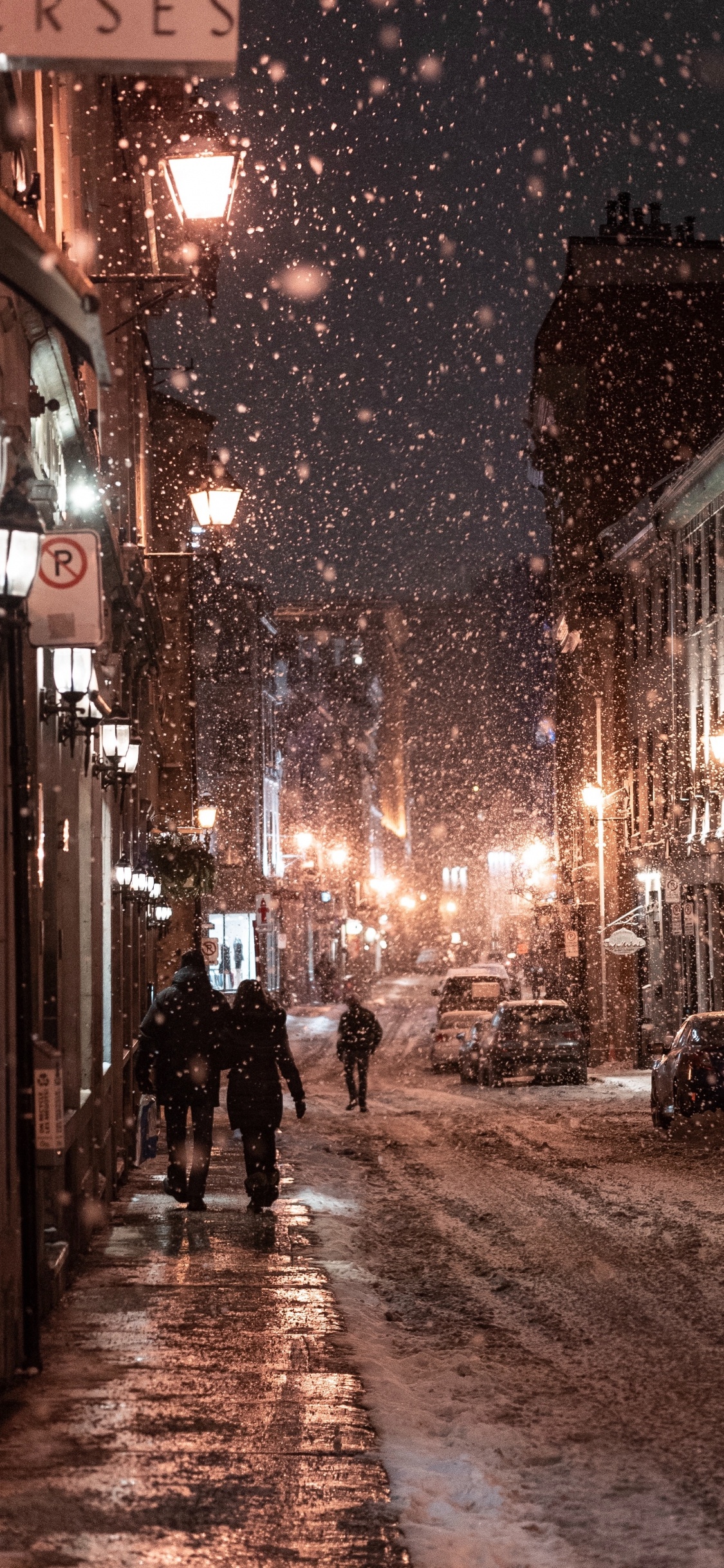 Personnes Marchant Dans la Rue Pendant la Nuit. Wallpaper in 1125x2436 Resolution