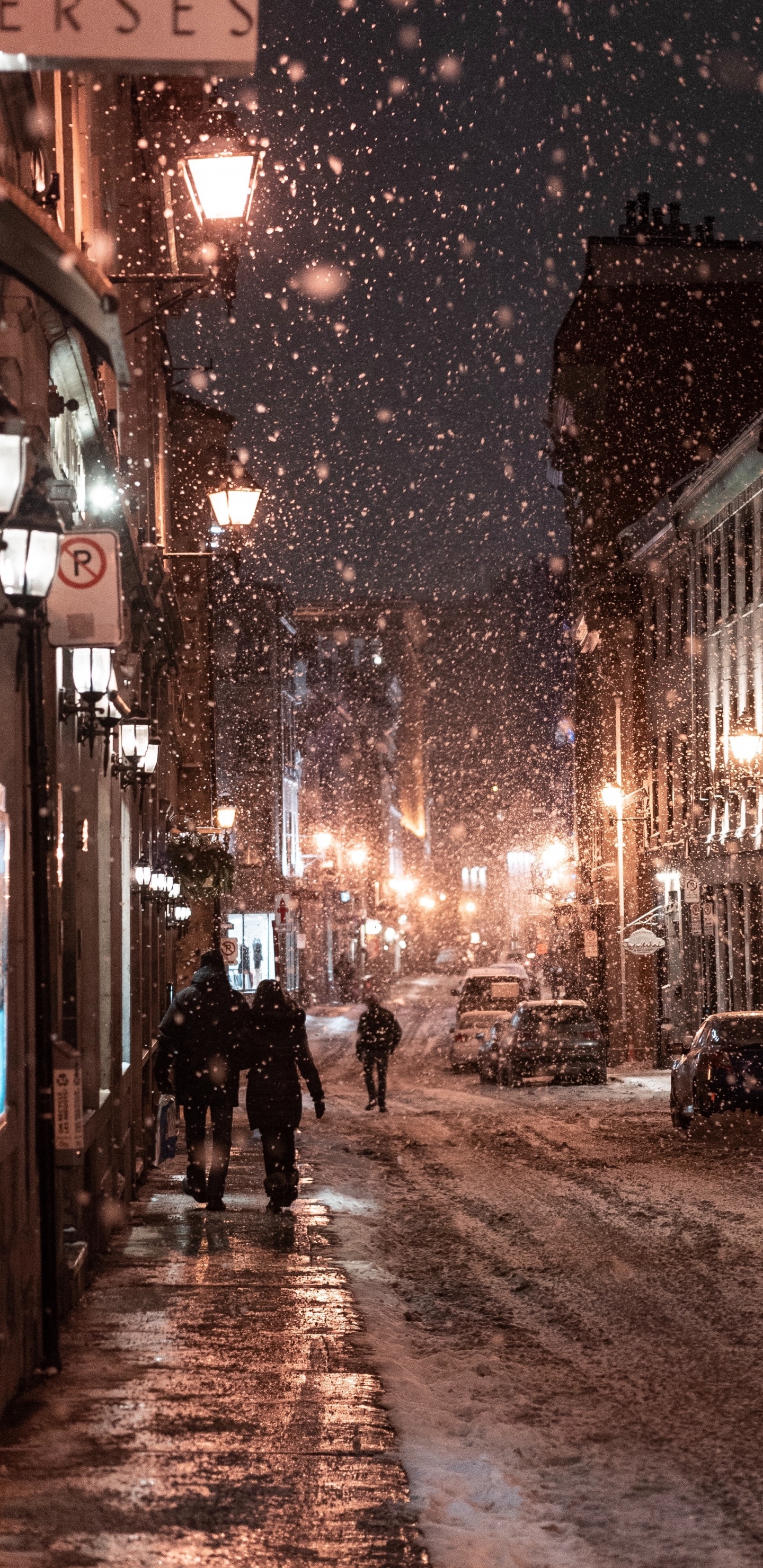 Gente Caminando en la Calle Durante la Noche. Wallpaper in 1440x2960 Resolution
