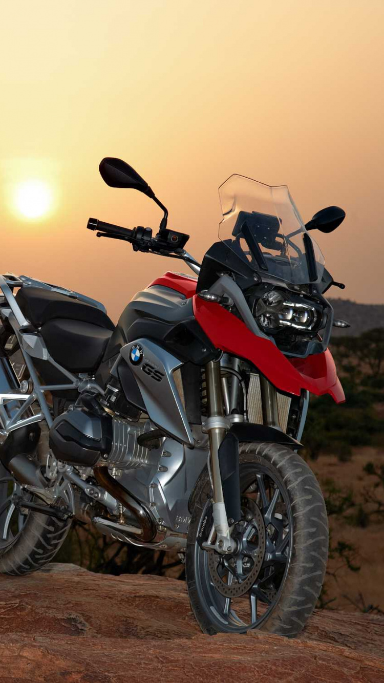 Moto Nue Noire et Rouge Sur un Chemin de Terre Brun Pendant la Journée. Wallpaper in 750x1334 Resolution