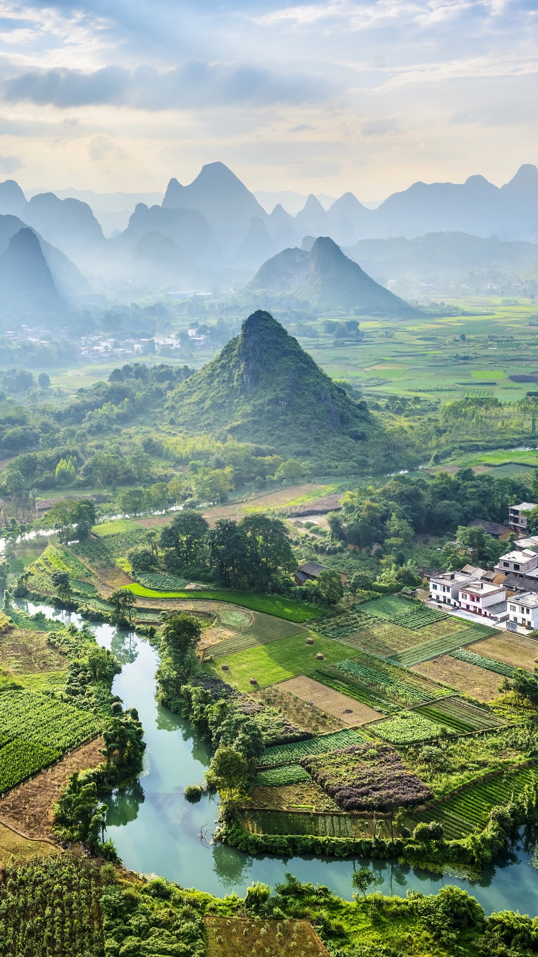 Grüne Bäume Und Berge Unter Weißen Wolken Und Blauem Himmel Tagsüber. Wallpaper in 1080x1920 Resolution