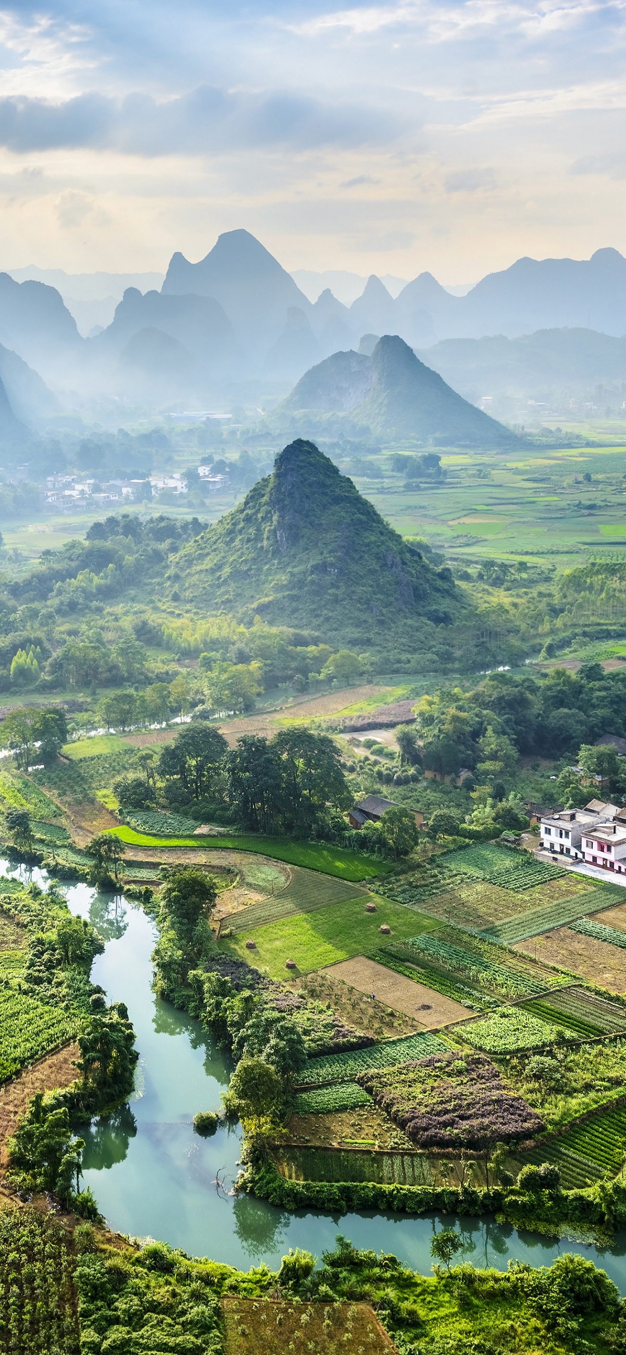 Grüne Bäume Und Berge Unter Weißen Wolken Und Blauem Himmel Tagsüber. Wallpaper in 1242x2688 Resolution