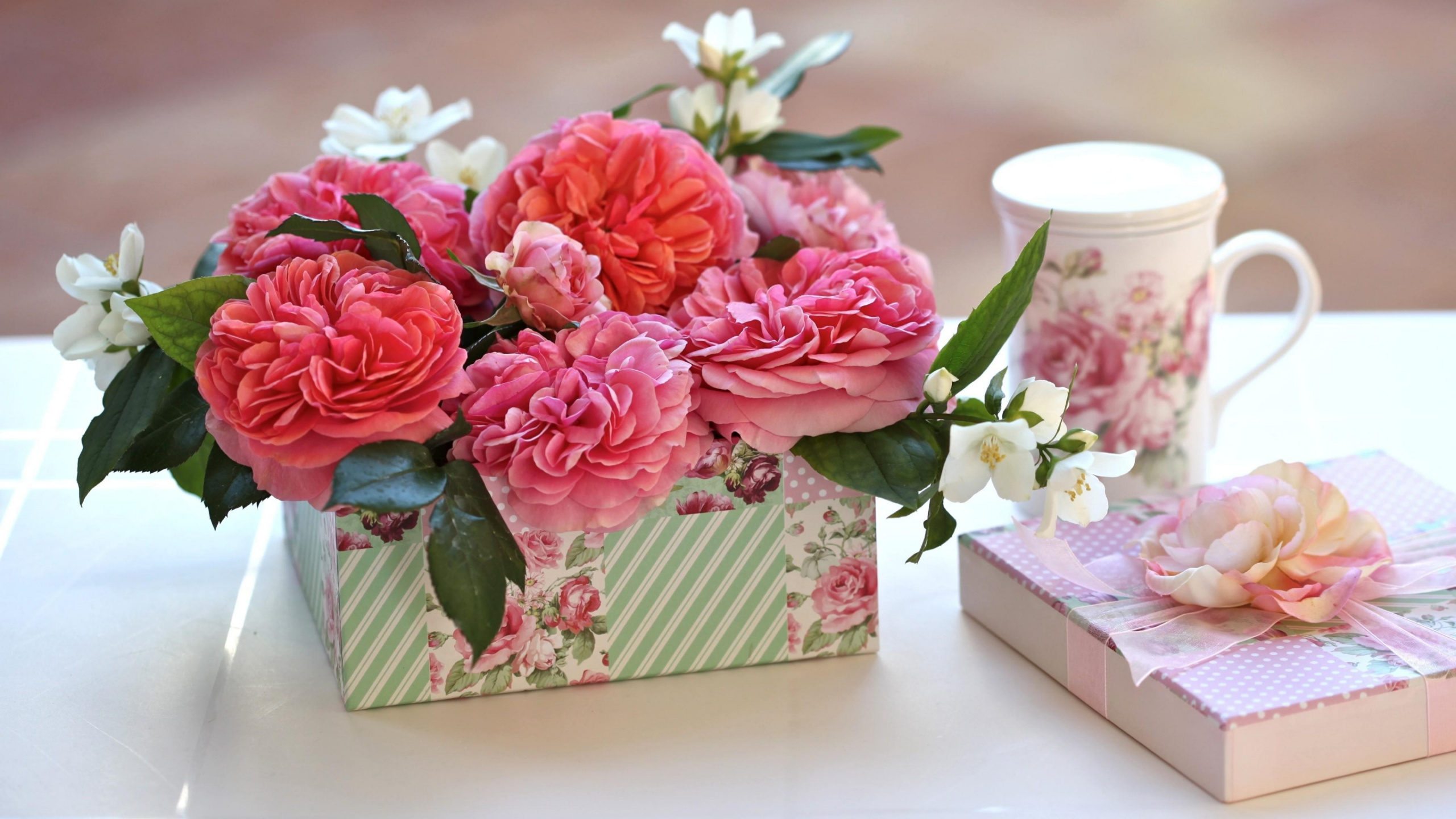 Rosas Rosadas en Caja Floral Blanca y Verde. Wallpaper in 2560x1440 Resolution