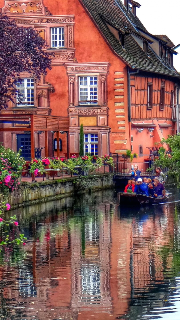 Maison en Béton Marron et Blanc à Côté D'un Plan D'eau Pendant la Journée. Wallpaper in 720x1280 Resolution