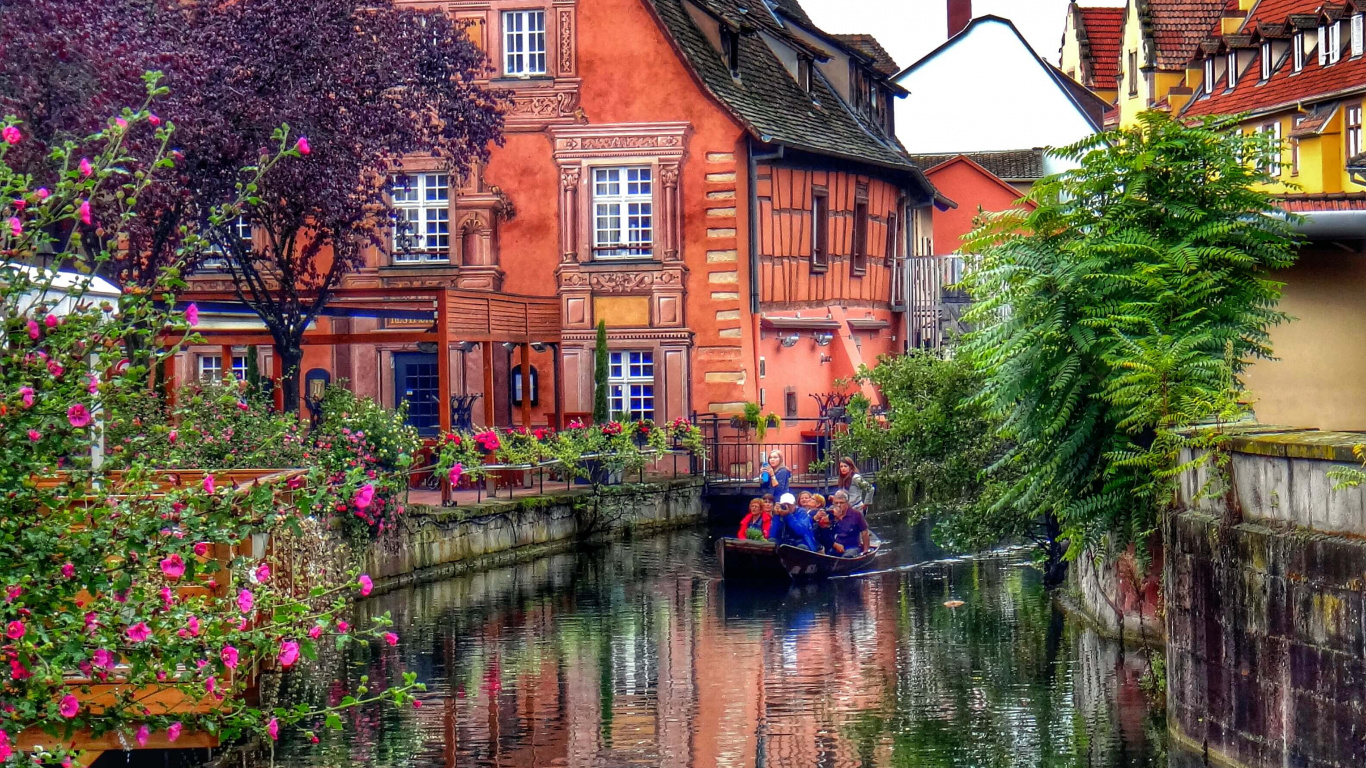 Brown and White Concrete House Beside Body of Water During Daytime. Wallpaper in 1366x768 Resolution