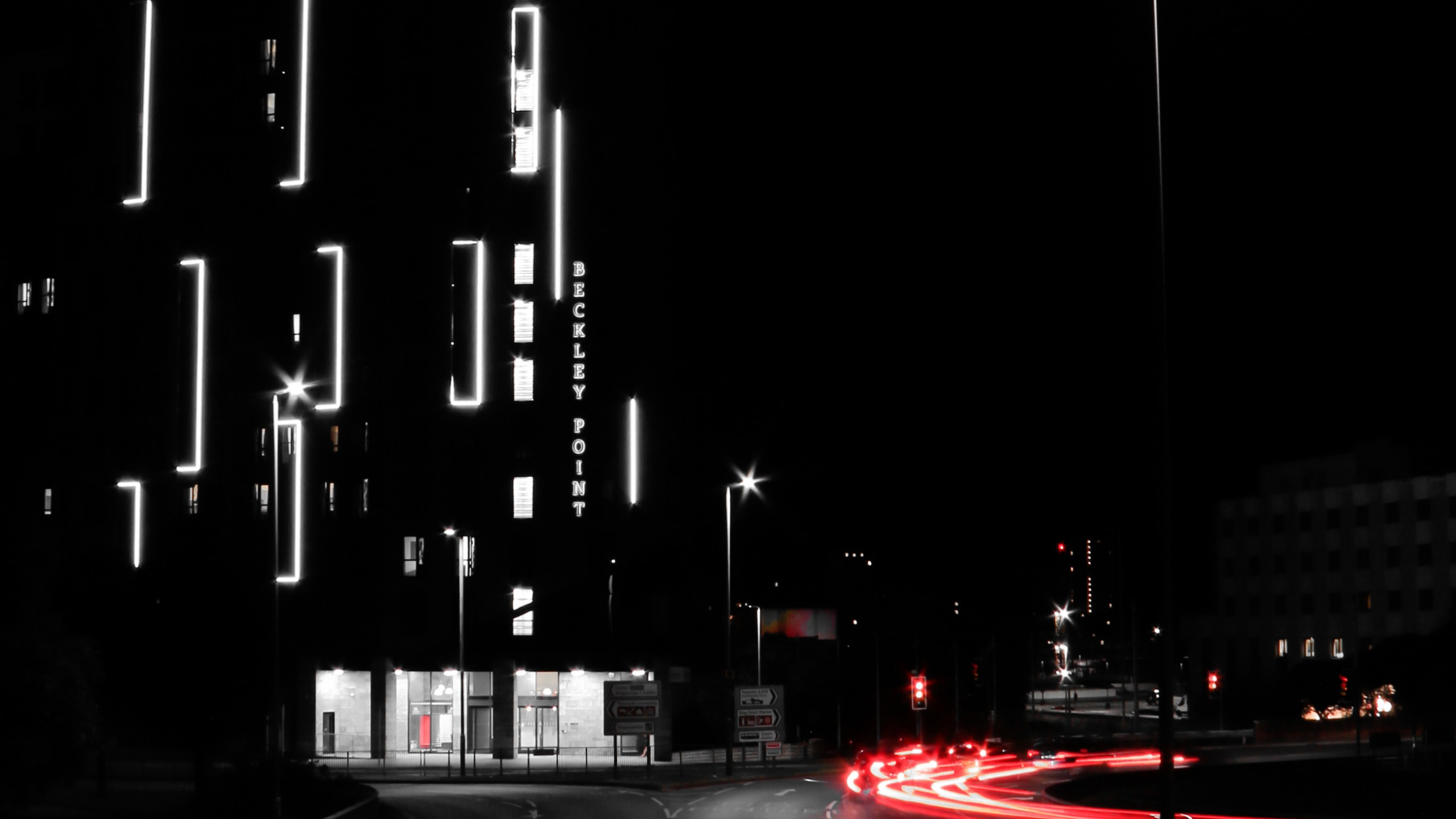 Bâtiments de la Ville Pendant la Nuit. Wallpaper in 2560x1440 Resolution