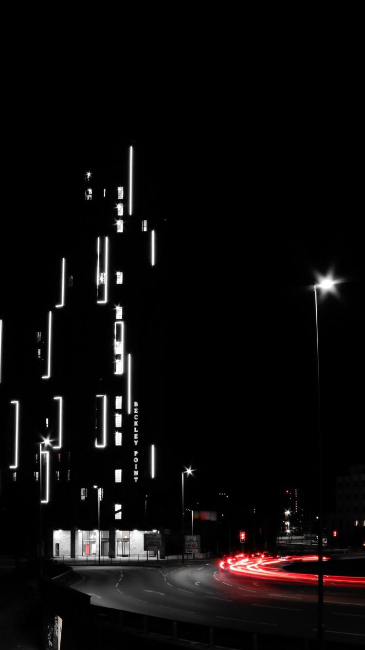 Edificios de la Ciudad Durante la Noche.. Wallpaper in 750x1334 Resolution