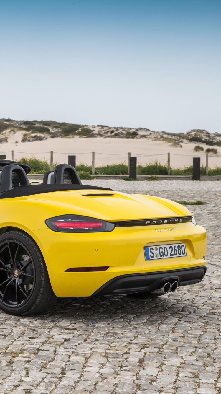 Porsche 911 Amarillo Sobre Arena Gris Durante el Día. Wallpaper in 750x1334 Resolution