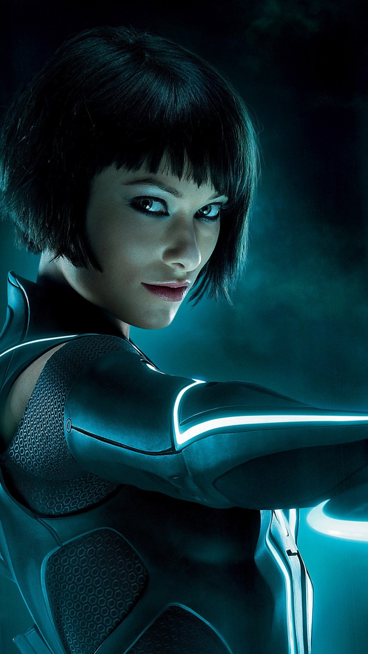 Femme en Débardeur Noir Assis Sur Une Chaise. Wallpaper in 720x1280 Resolution