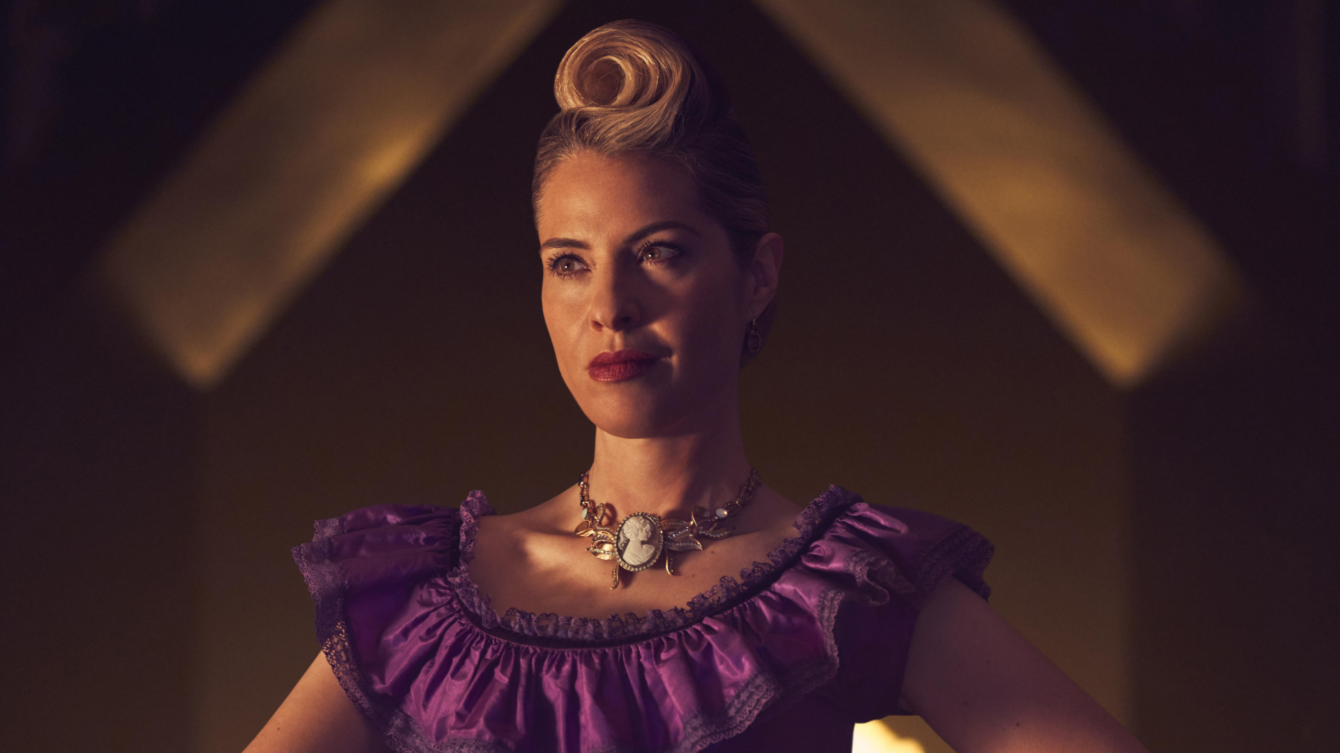 Femme en Robe Violette et Noire. Wallpaper in 1920x1080 Resolution