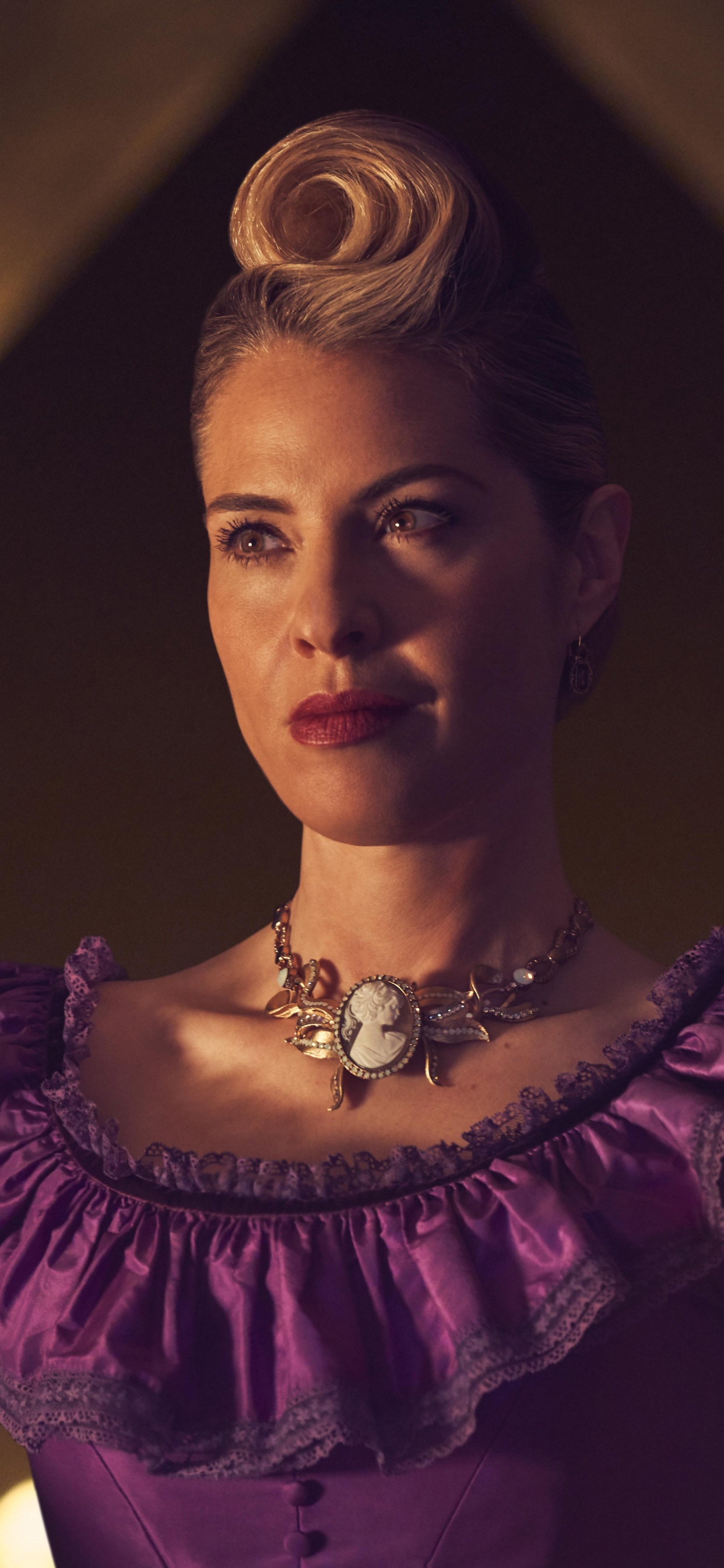 Frau im Lila Und Schwarzen Kleid. Wallpaper in 1242x2688 Resolution