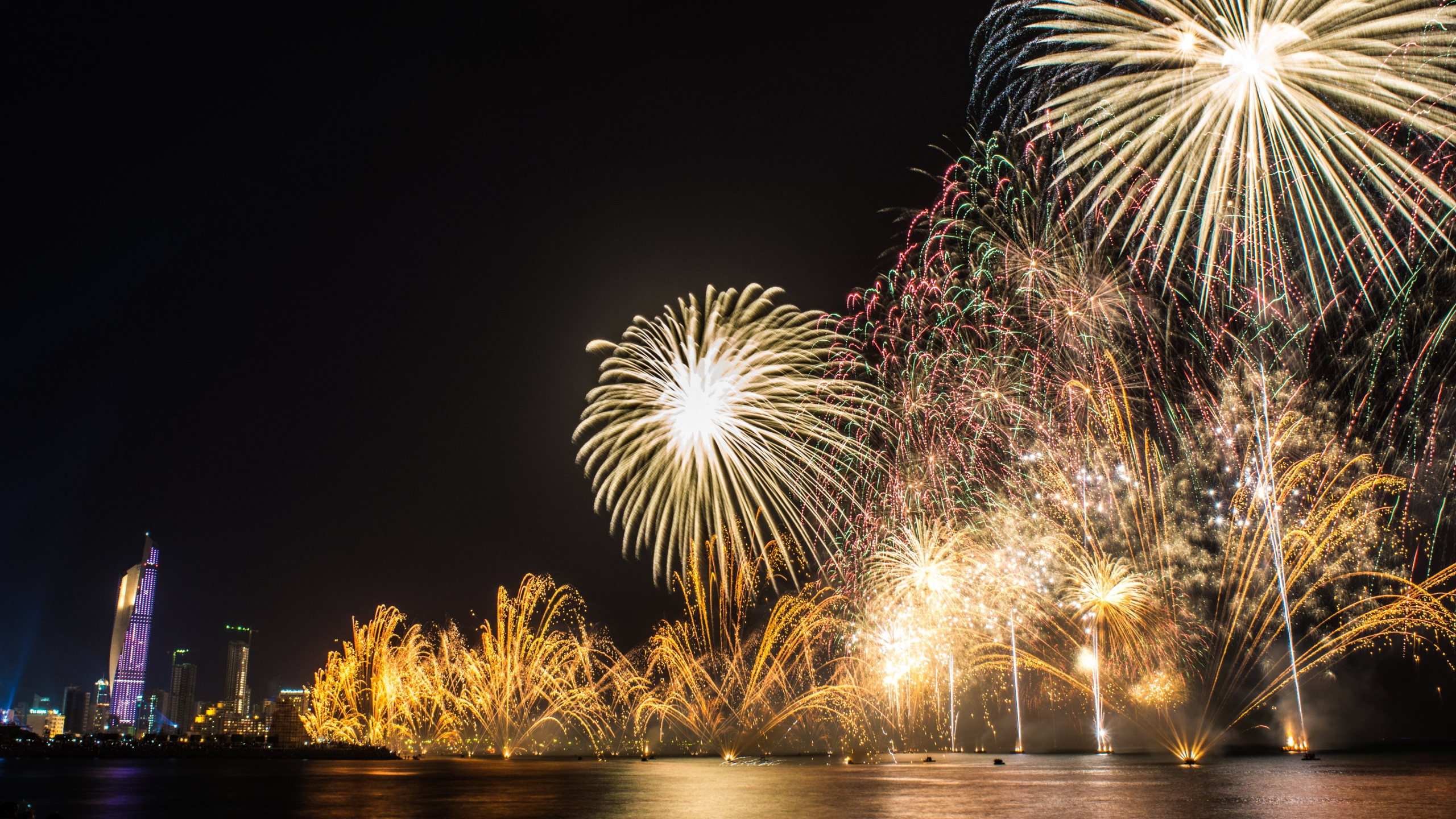 Feuerwerk, Neujahr, Nacht, Veranstaltung, Silvester. Wallpaper in 2560x1440 Resolution