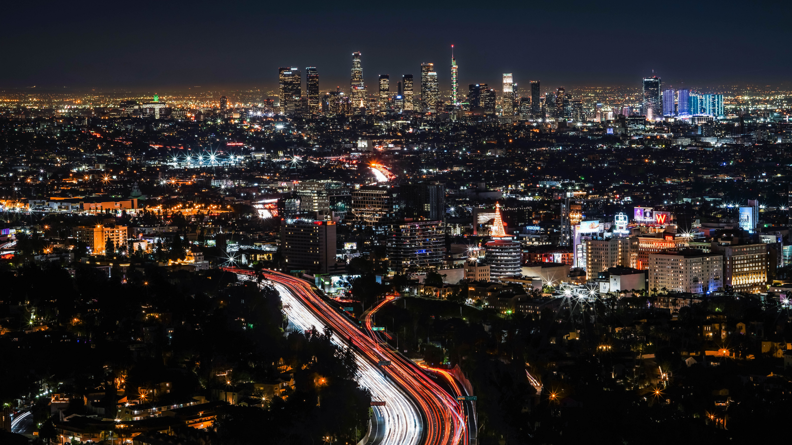 Photographie en Accéléré Des Lumières de la Ville Pendant la Nuit. Wallpaper in 2560x1440 Resolution