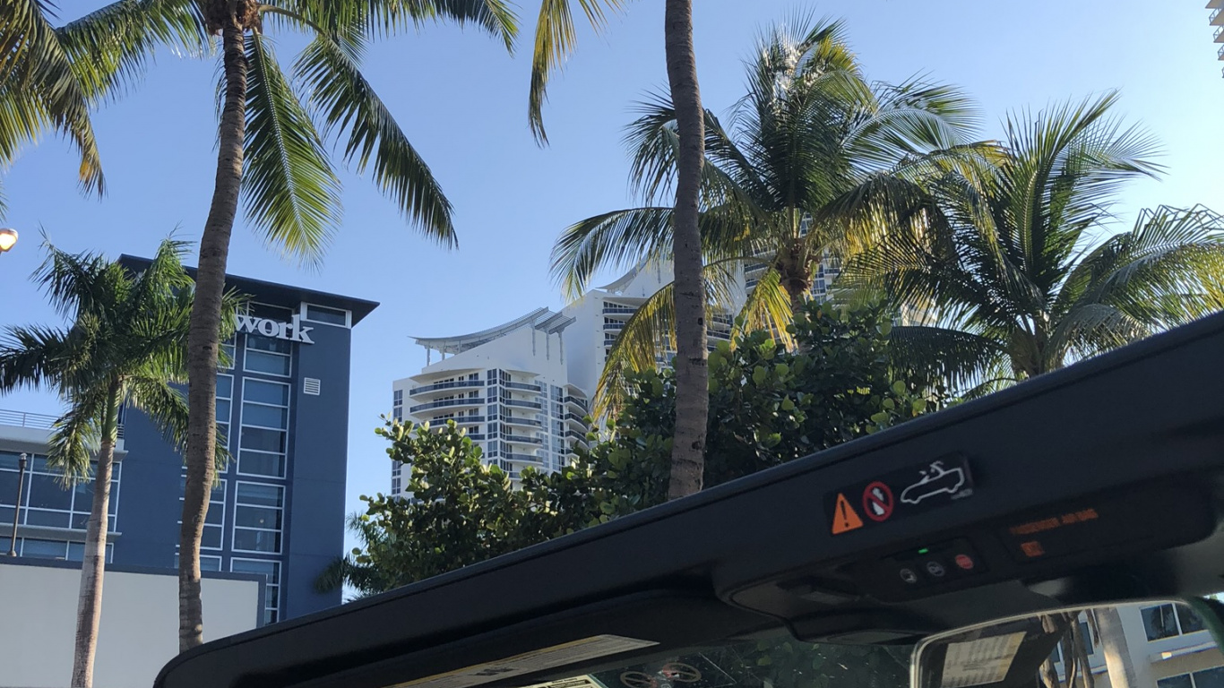 Miami, Voiture Compacte, Voiture de Taille Moyenne, Miroir Automobile, Verre. Wallpaper in 1366x768 Resolution