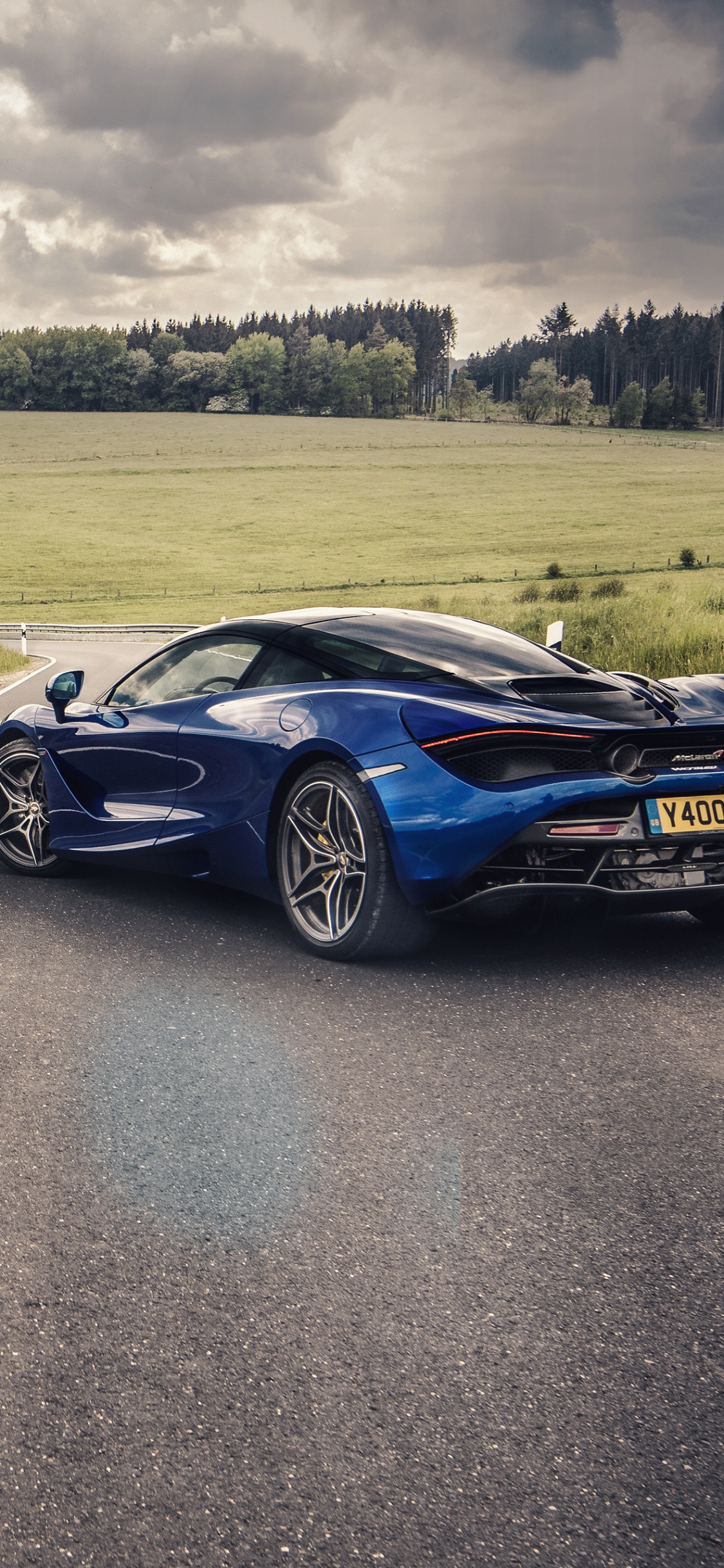 Cupé Negro en la Carretera Durante el Día. Wallpaper in 1125x2436 Resolution