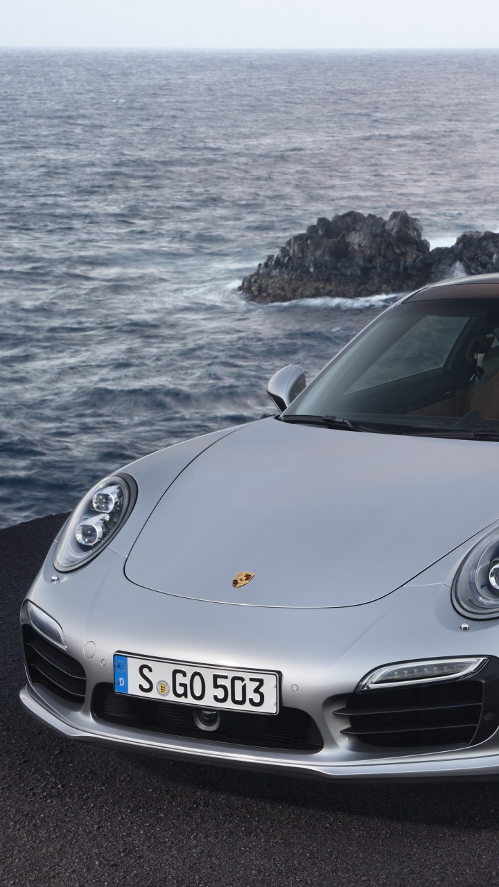 Silberner Porsche 911 Tagsüber am Strand. Wallpaper in 720x1280 Resolution