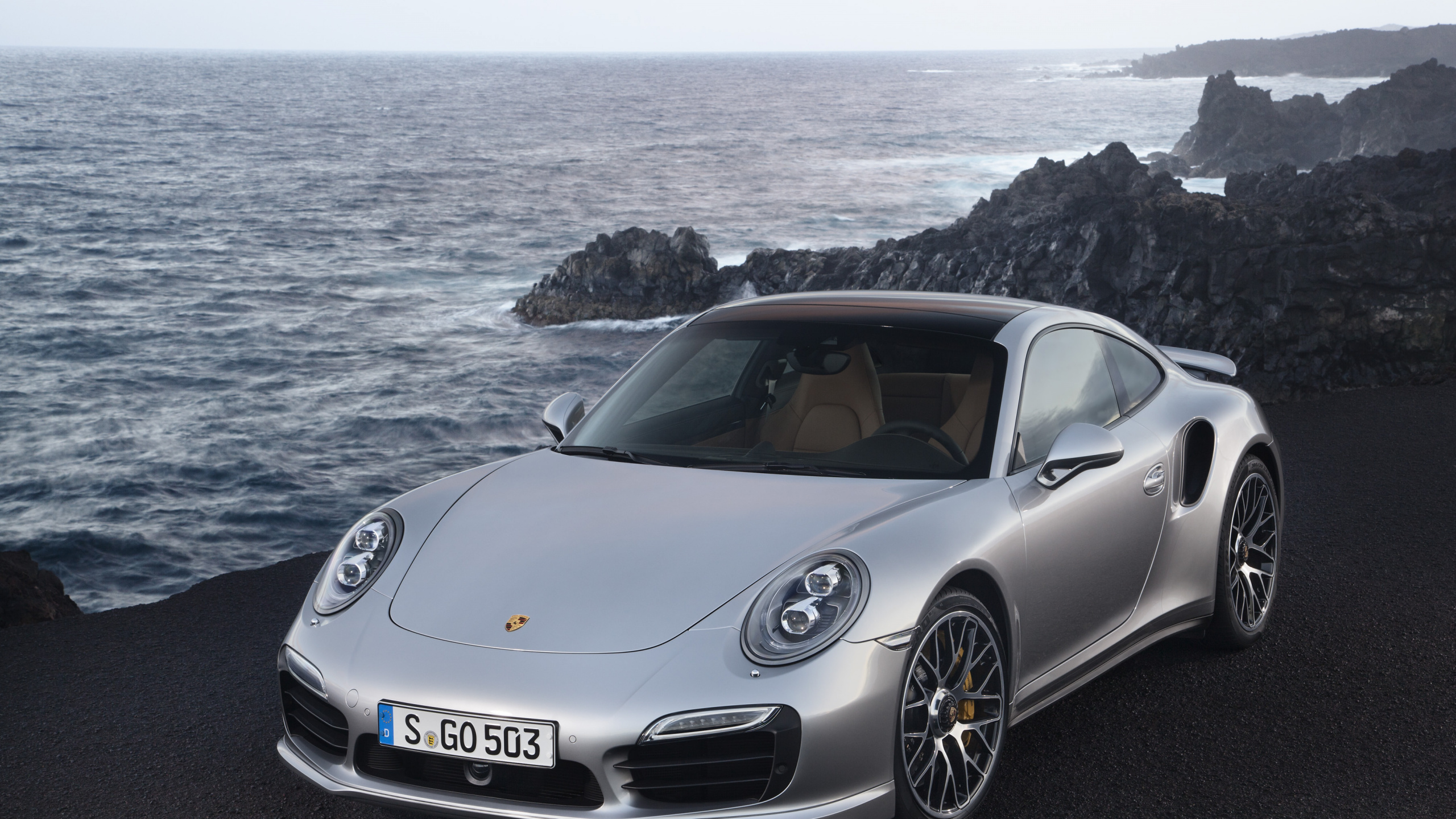 Porsche 911 Argent Sur la Plage Pendant la Journée. Wallpaper in 2560x1440 Resolution