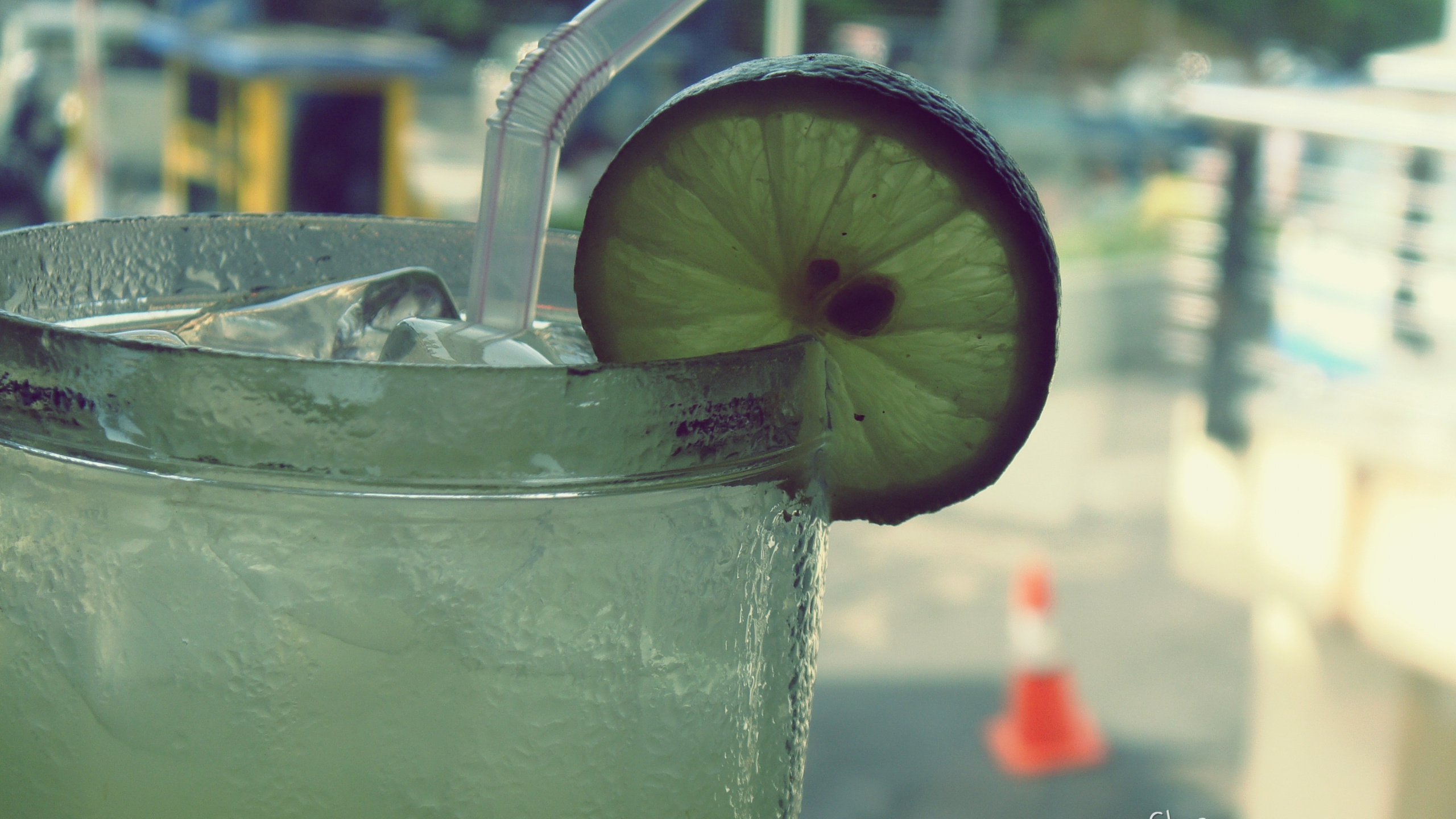 Clear Drinking Glass With Ice and Straw. Wallpaper in 2560x1440 Resolution