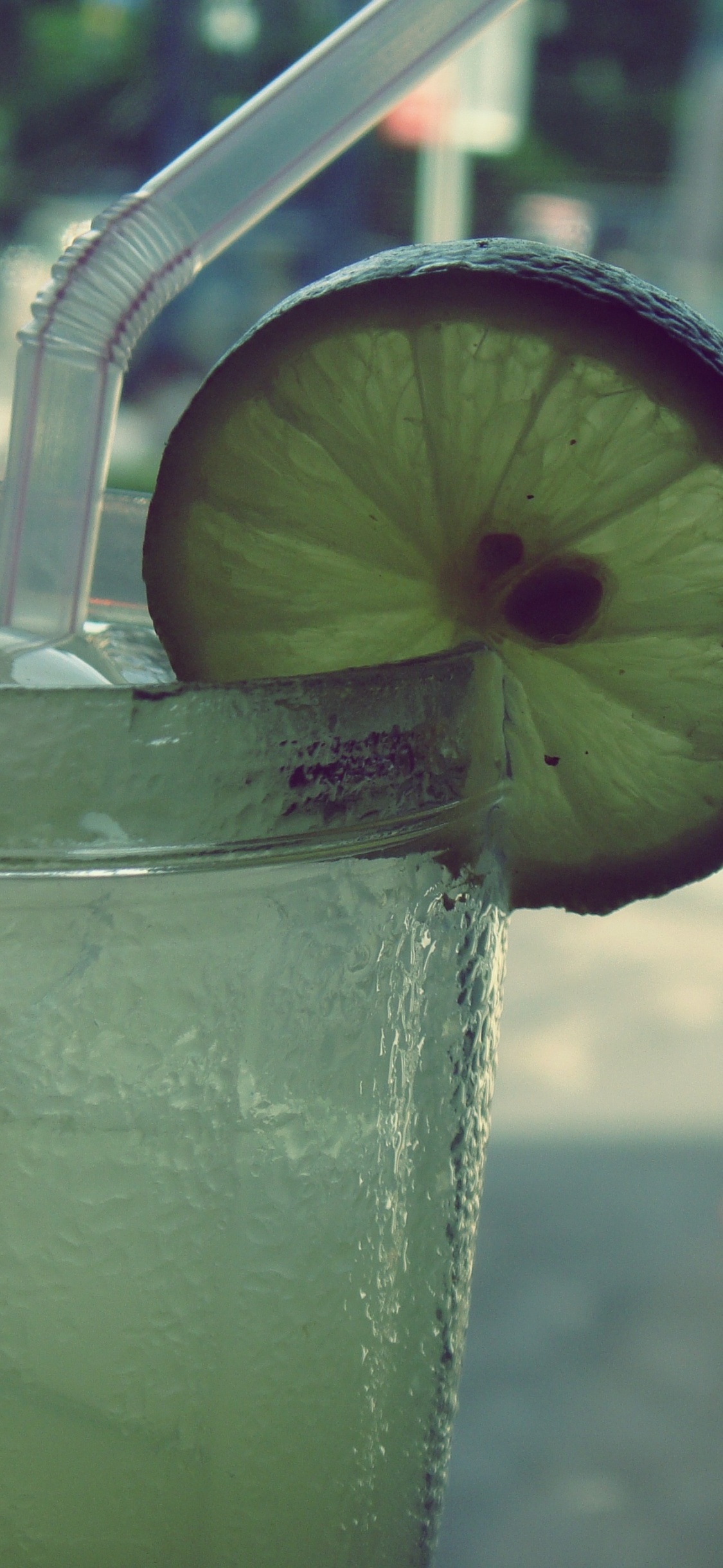 Vaso Transparente Con Hielo y Pajita. Wallpaper in 1125x2436 Resolution