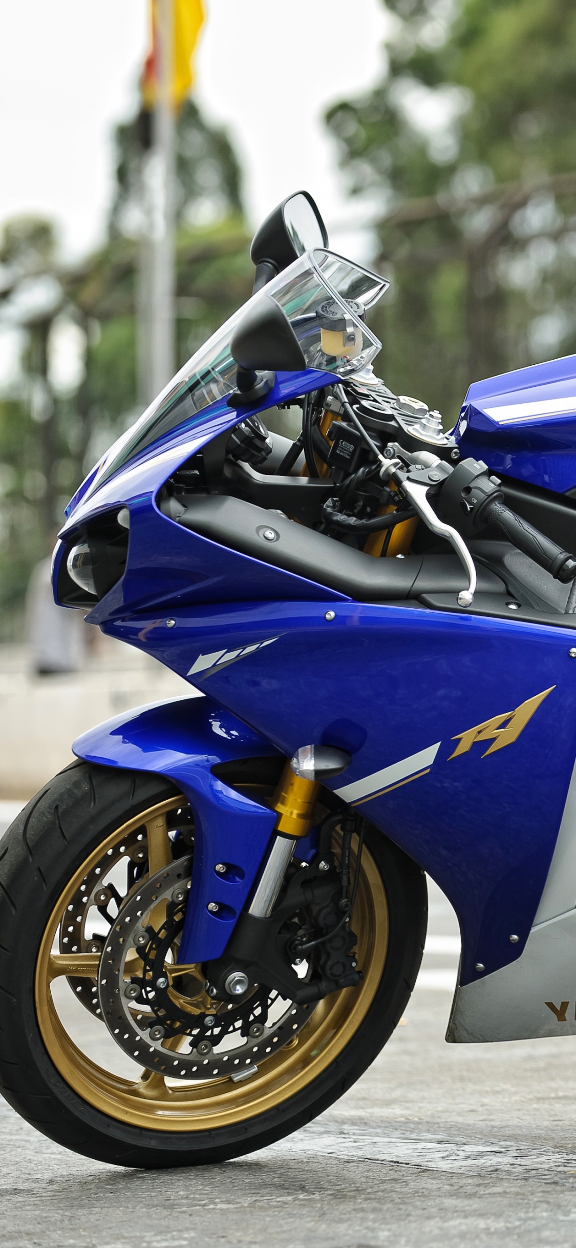 Blue and Black Sports Bike. Wallpaper in 1125x2436 Resolution