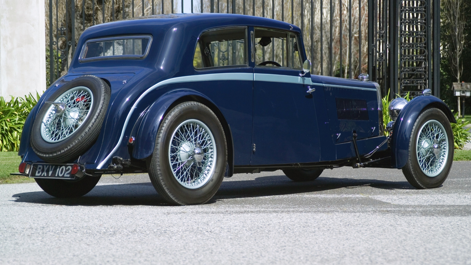 Schwarzer Oldtimer Neben Grauer Stahlwand Geparkt. Wallpaper in 1920x1080 Resolution