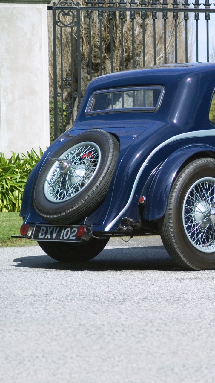 Schwarzer Oldtimer Neben Grauer Stahlwand Geparkt. Wallpaper in 720x1280 Resolution