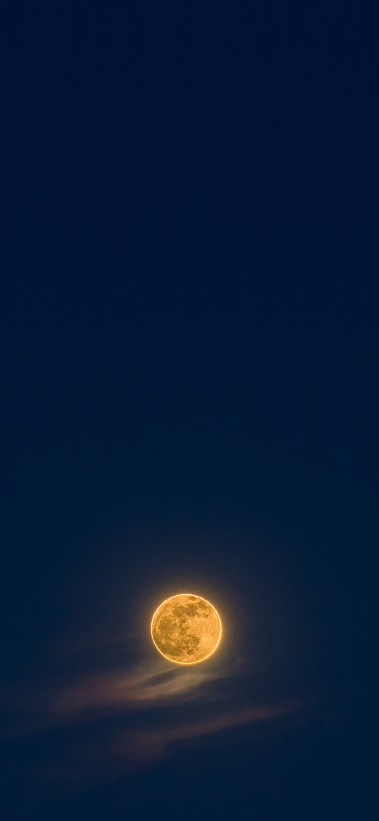Vollmond am Himmel. Wallpaper in 1242x2688 Resolution