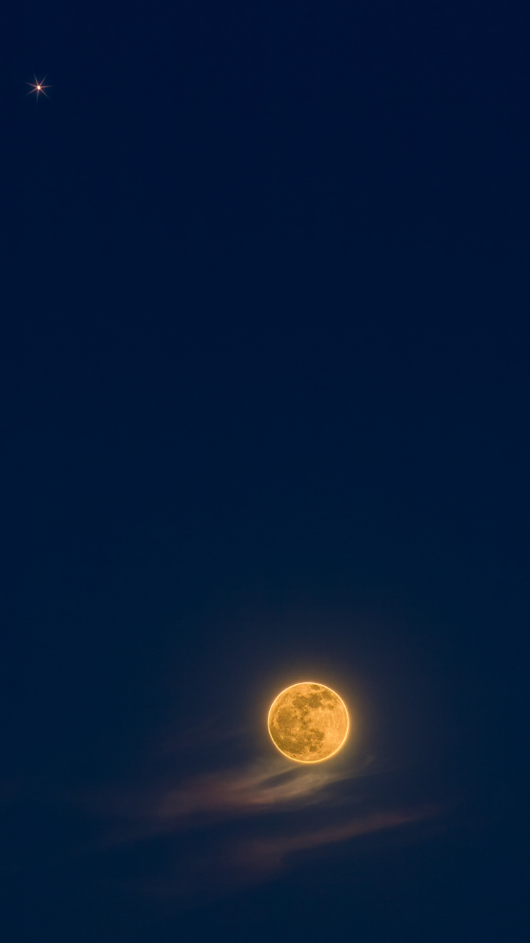 Vollmond am Himmel. Wallpaper in 750x1334 Resolution