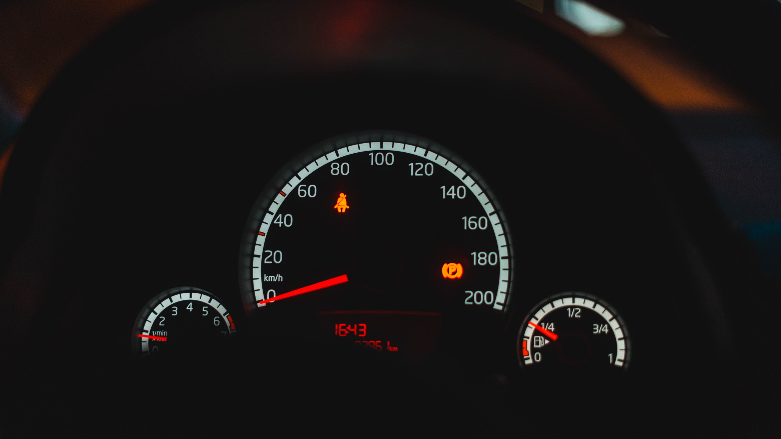 Compteur de Vitesse Analogique Noir et Rouge. Wallpaper in 2560x1440 Resolution