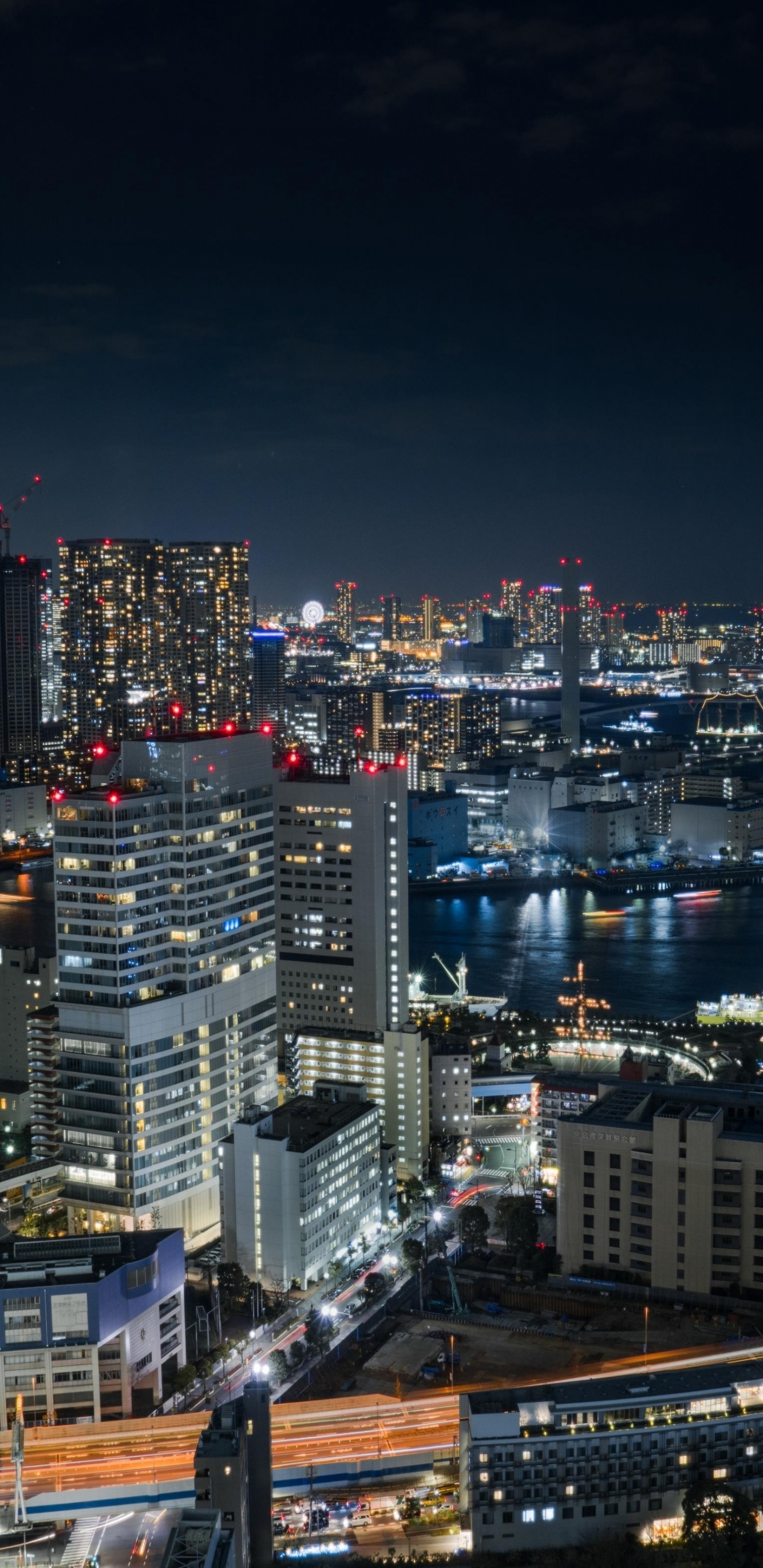 Ciudad Con Edificios de Gran Altura Durante la Noche.. Wallpaper in 1440x2960 Resolution
