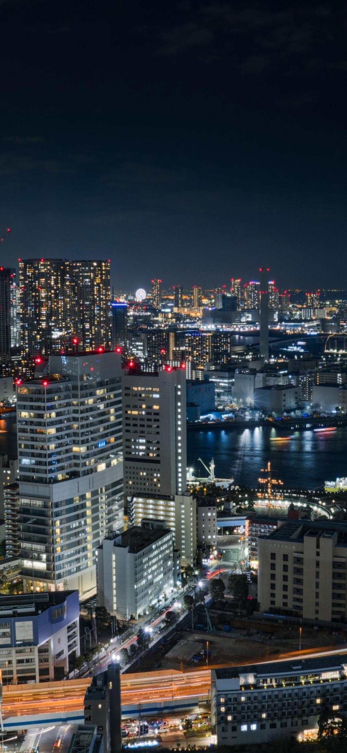 Stadt Mit Hochhäusern Während Der Nacht. Wallpaper in 1125x2436 Resolution