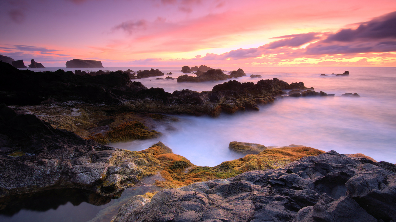 Côte Rocheuse Avec Des Vagues de L'océan Sous un Ciel Nuageux Pendant la Journée. Wallpaper in 1366x768 Resolution