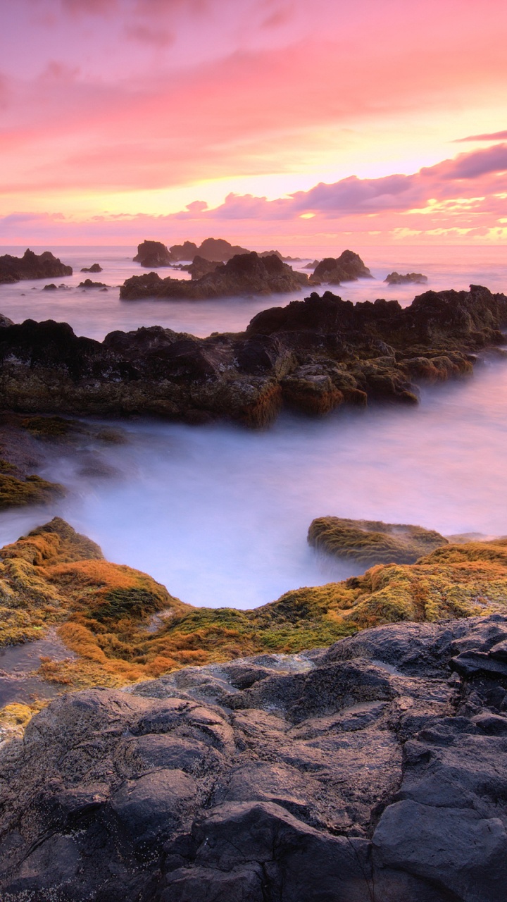 Côte Rocheuse Avec Des Vagues de L'océan Sous un Ciel Nuageux Pendant la Journée. Wallpaper in 720x1280 Resolution