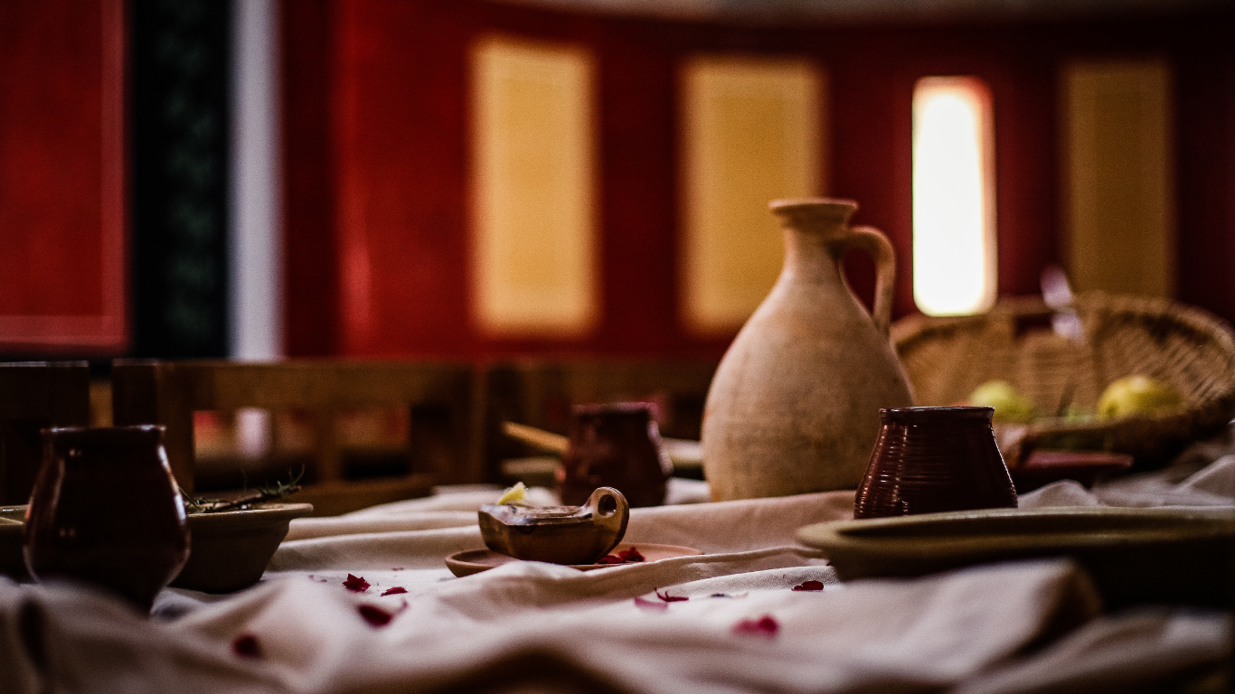 Computadora Portátil Negra en la Mesa. Wallpaper in 1366x768 Resolution