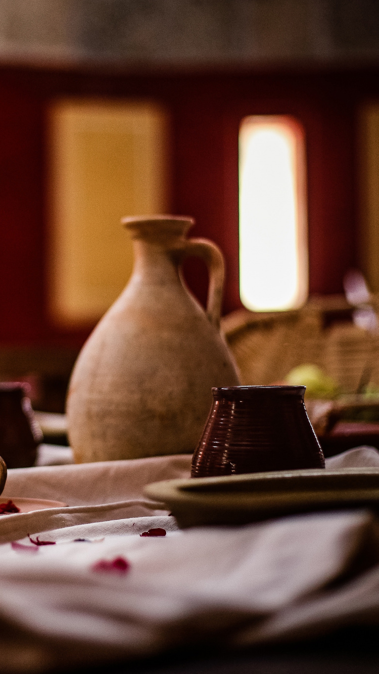 Computadora Portátil Negra en la Mesa. Wallpaper in 750x1334 Resolution